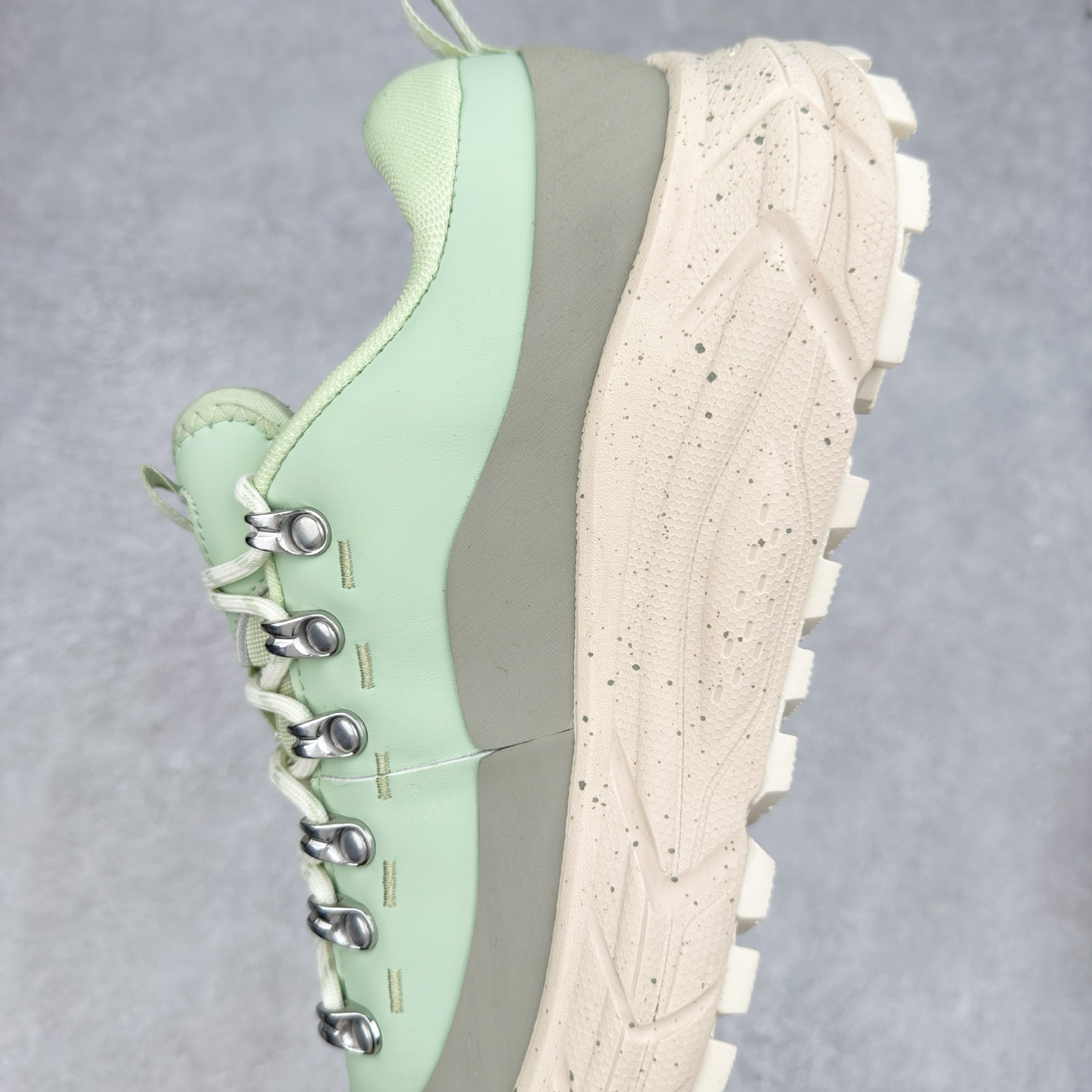 图片[7]-HOKA ONE ONE Tor Summit TP 舒适百搭防滑耐磨低帮跑步鞋 HOKA ONE ONE是来自美国的跑步鞋知名品牌，创立于2009年，始终致力于为所有跑者提供更新、更好的跑步装备。相比常规跑鞋，HOKA ONE ONE特别研发使用性能独特的几何形跑鞋中底，此种鞋底更厚、更高、回弹性也更好，除了卓越的缓冲性能，它还能为各种阶段的跑者带来更具动感、更加稳定的跑步体验。HOKAONE ONE从设计之初就清楚意识到，要保证跑者步幅的均匀一致，双脚自然而然的运动至关重要。实拍调校N版已经零色差零失真 百分百还原实物色彩所见即所得 不存在货不对板色差等低级问题 选购参考实物拍摄 不混卖不参货 只用心做好货严格选品 承诺混一赔十 尺码：36 36.5 37.5 38 38.5 39 40 40.5 41 42 42.5 43 44 44.5 45-选品中心