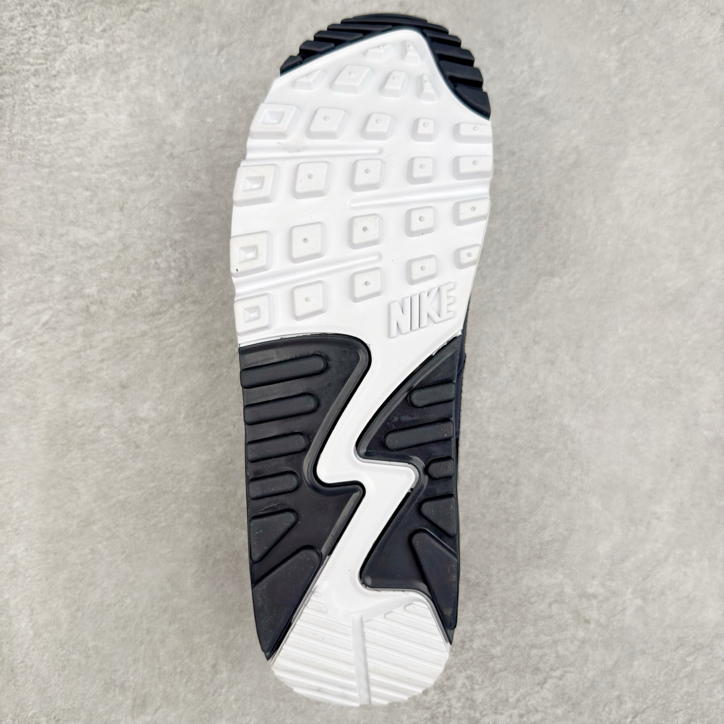 图片[9]-＃MX版 NK Air MAX 90 气垫复古减震跑步鞋 AJ1285-101 经典重温 独家陆续补货 外单专供大厂出品 品质稳定 一百余色 终端操作 Air Max 90于1990年推出 来自Air Max系列 在Air Max 1的基础上改进而得 增加了气垫面积 外型上也更为流线 最特別的就是加入了菱纹塑胶嵌板 为Air Max 90增添了许多潮流气息 皮革鞋面 造就出色耐穿性和支撑力 Max Air缓震配置搭配泡棉中底 令Air Max 90轻盈而舒适 华夫格橡胶外底 铸就Air Max 90非凡的抓地力 而Air Max 90不仅是一双跑鞋 它成功跨越了时间的演进 成为了球鞋文化与潮流圈中最熟为人知的鞋款之一 尺码：36 36.5 37.5 38 38.5 39 40 40.5 41 42 42.5 43 44 44.5 45-选品中心