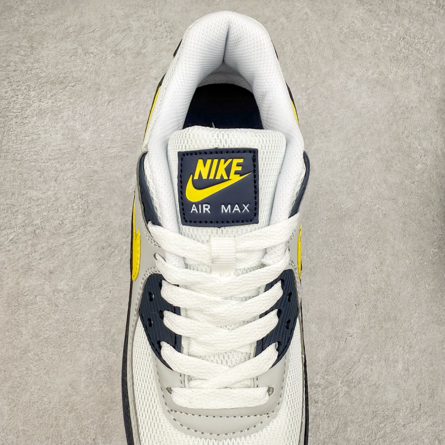 图片[5]-＃MX版 NK Air MAX 90 气垫复古减震跑步鞋 AJ1285-101 经典重温 独家陆续补货 外单专供大厂出品 品质稳定 一百余色 终端操作 Air Max 90于1990年推出 来自Air Max系列 在Air Max 1的基础上改进而得 增加了气垫面积 外型上也更为流线 最特別的就是加入了菱纹塑胶嵌板 为Air Max 90增添了许多潮流气息 皮革鞋面 造就出色耐穿性和支撑力 Max Air缓震配置搭配泡棉中底 令Air Max 90轻盈而舒适 华夫格橡胶外底 铸就Air Max 90非凡的抓地力 而Air Max 90不仅是一双跑鞋 它成功跨越了时间的演进 成为了球鞋文化与潮流圈中最熟为人知的鞋款之一 尺码：36 36.5 37.5 38 38.5 39 40 40.5 41 42 42.5 43 44 44.5 45-选品中心