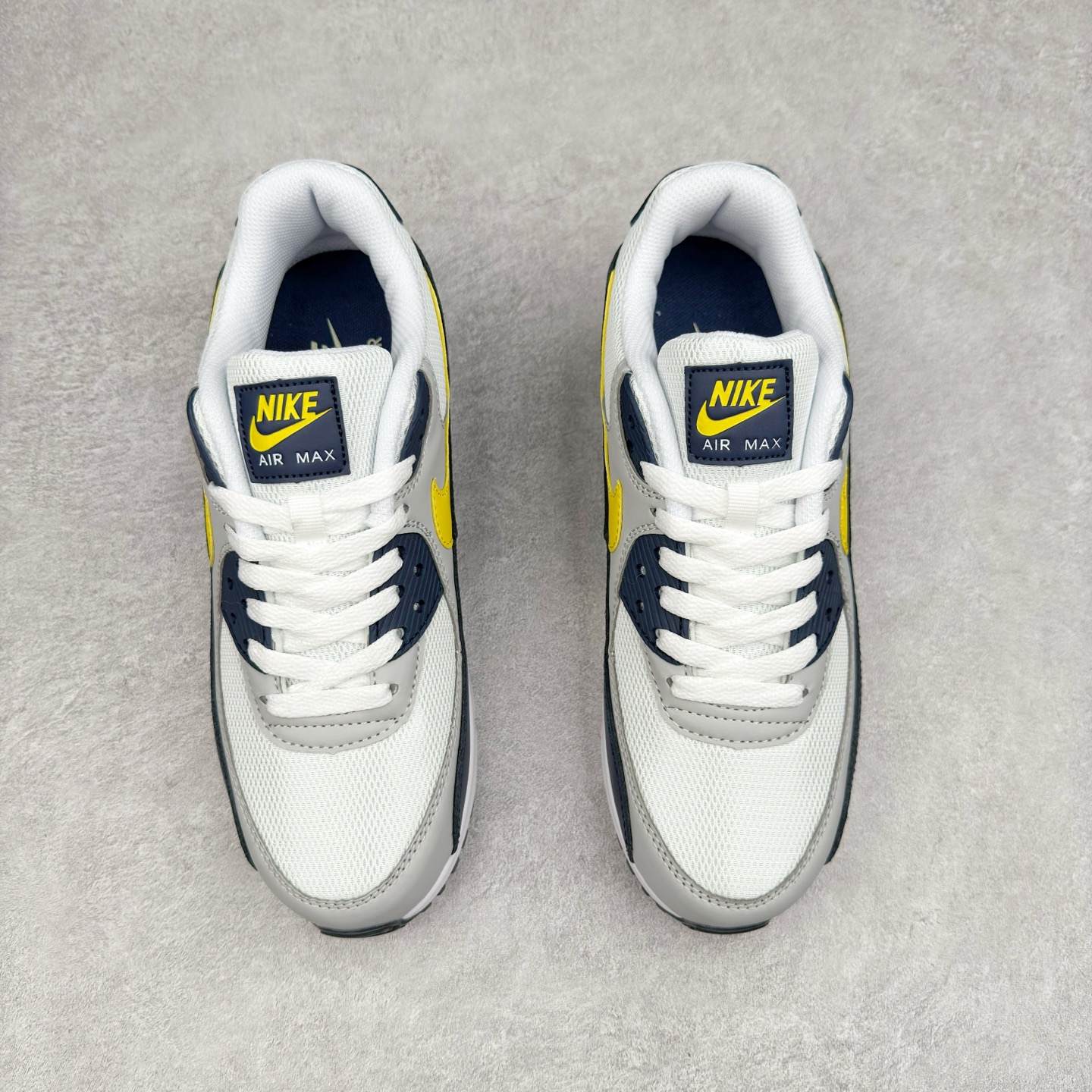 图片[2]-＃MX版 NK Air MAX 90 气垫复古减震跑步鞋 AJ1285-101 经典重温 独家陆续补货 外单专供大厂出品 品质稳定 一百余色 终端操作 Air Max 90于1990年推出 来自Air Max系列 在Air Max 1的基础上改进而得 增加了气垫面积 外型上也更为流线 最特別的就是加入了菱纹塑胶嵌板 为Air Max 90增添了许多潮流气息 皮革鞋面 造就出色耐穿性和支撑力 Max Air缓震配置搭配泡棉中底 令Air Max 90轻盈而舒适 华夫格橡胶外底 铸就Air Max 90非凡的抓地力 而Air Max 90不仅是一双跑鞋 它成功跨越了时间的演进 成为了球鞋文化与潮流圈中最熟为人知的鞋款之一 尺码：36 36.5 37.5 38 38.5 39 40 40.5 41 42 42.5 43 44 44.5 45-选品中心