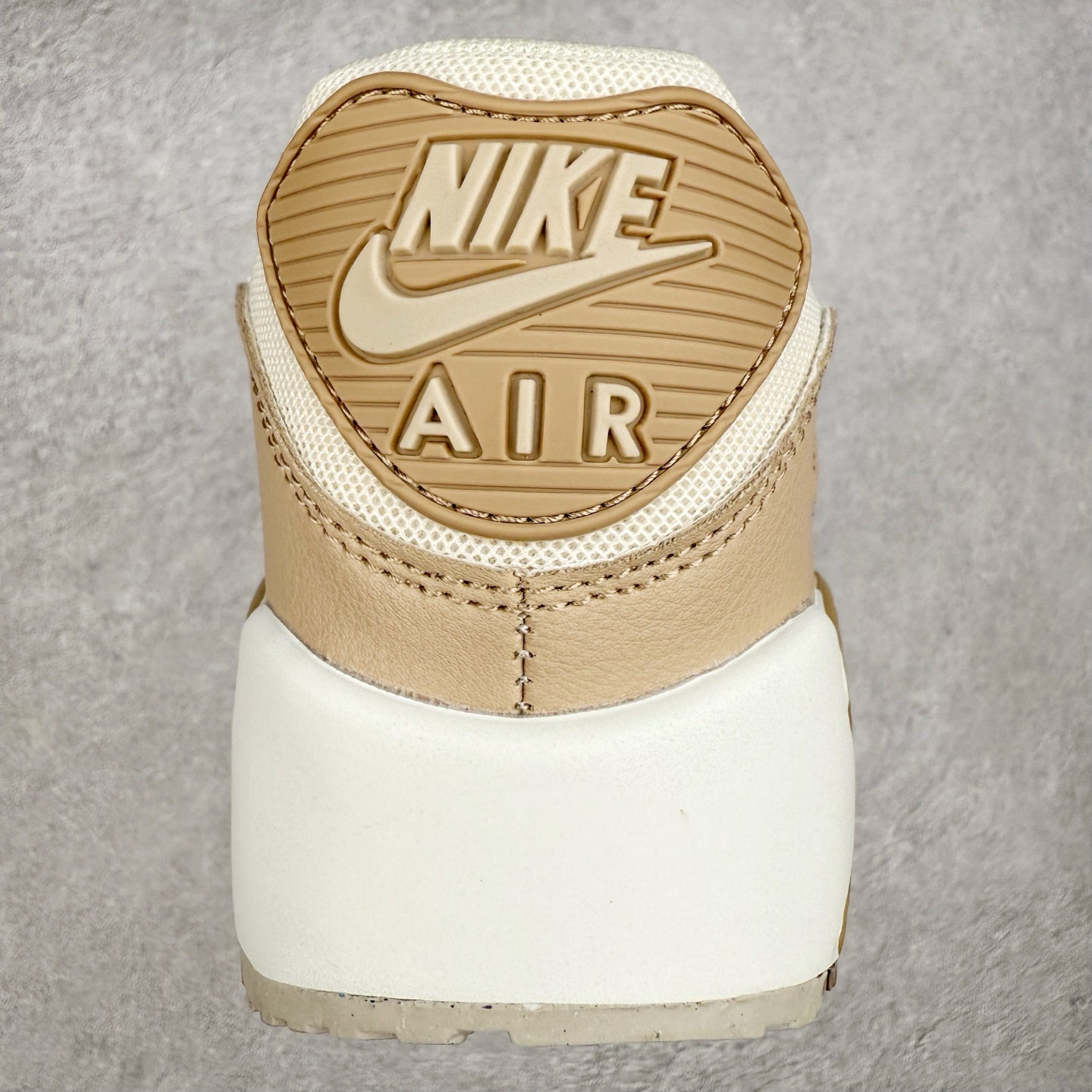 图片[8]-＃MX版 NK Air MAX 90 气垫复古减震跑步鞋 DH8010-004 经典重温 独家陆续补货 外单专供大厂出品 品质稳定 一百余色 终端操作 Air Max 90于1990年推出 来自Air Max系列 在Air Max 1的基础上改进而得 增加了气垫面积 外型上也更为流线 最特別的就是加入了菱纹塑胶嵌板 为Air Max 90增添了许多潮流气息 皮革鞋面 造就出色耐穿性和支撑力 Max Air缓震配置搭配泡棉中底 令Air Max 90轻盈而舒适 华夫格橡胶外底 铸就Air Max 90非凡的抓地力 而Air Max 90不仅是一双跑鞋 它成功跨越了时间的演进 成为了球鞋文化与潮流圈中最熟为人知的鞋款之一 尺码：36 36.5 37.5 38 38.5 39 40 40.5 41 42 42.5 43 44 44.5 45-选品中心