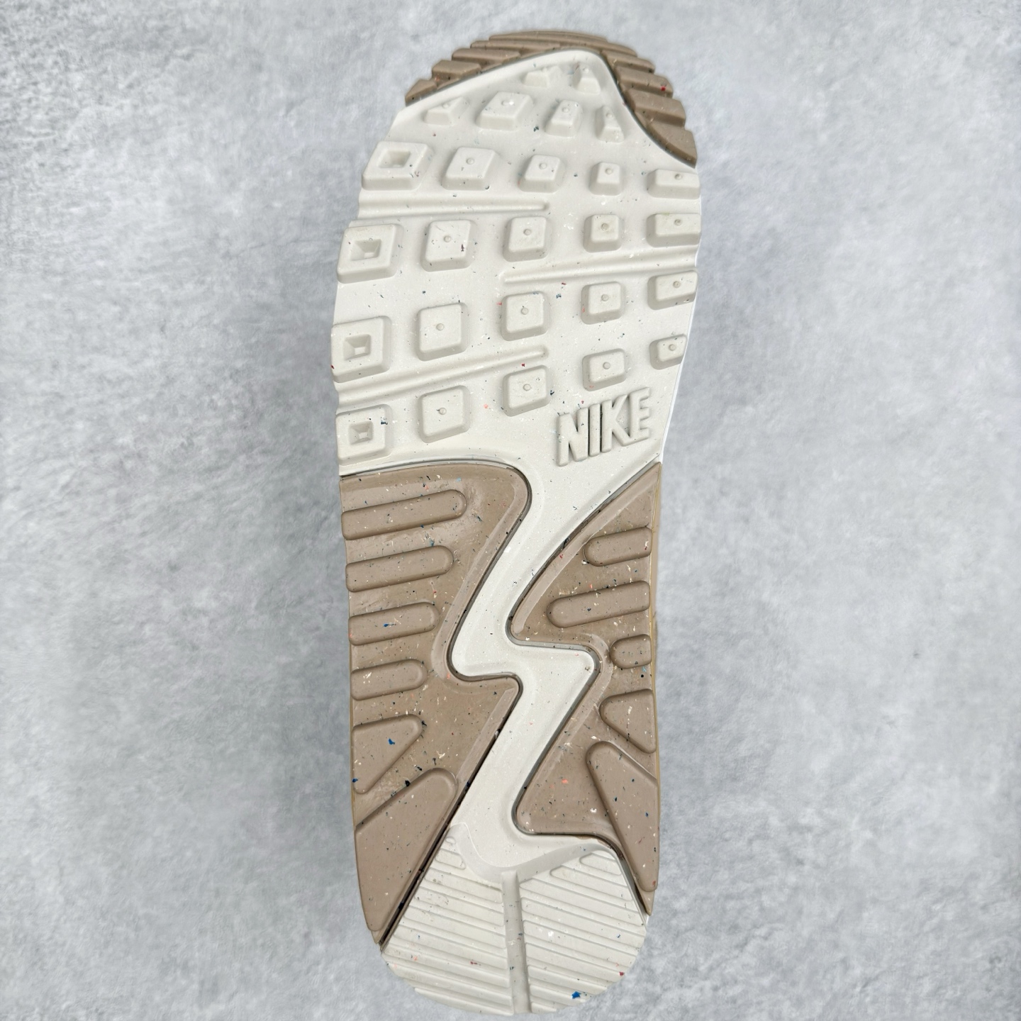 图片[9]-＃MX版 NK Air MAX 90 气垫复古减震跑步鞋 DH8010-004 经典重温 独家陆续补货 外单专供大厂出品 品质稳定 一百余色 终端操作 Air Max 90于1990年推出 来自Air Max系列 在Air Max 1的基础上改进而得 增加了气垫面积 外型上也更为流线 最特別的就是加入了菱纹塑胶嵌板 为Air Max 90增添了许多潮流气息 皮革鞋面 造就出色耐穿性和支撑力 Max Air缓震配置搭配泡棉中底 令Air Max 90轻盈而舒适 华夫格橡胶外底 铸就Air Max 90非凡的抓地力 而Air Max 90不仅是一双跑鞋 它成功跨越了时间的演进 成为了球鞋文化与潮流圈中最熟为人知的鞋款之一 尺码：36 36.5 37.5 38 38.5 39 40 40.5 41 42 42.5 43 44 44.5 45-选品中心