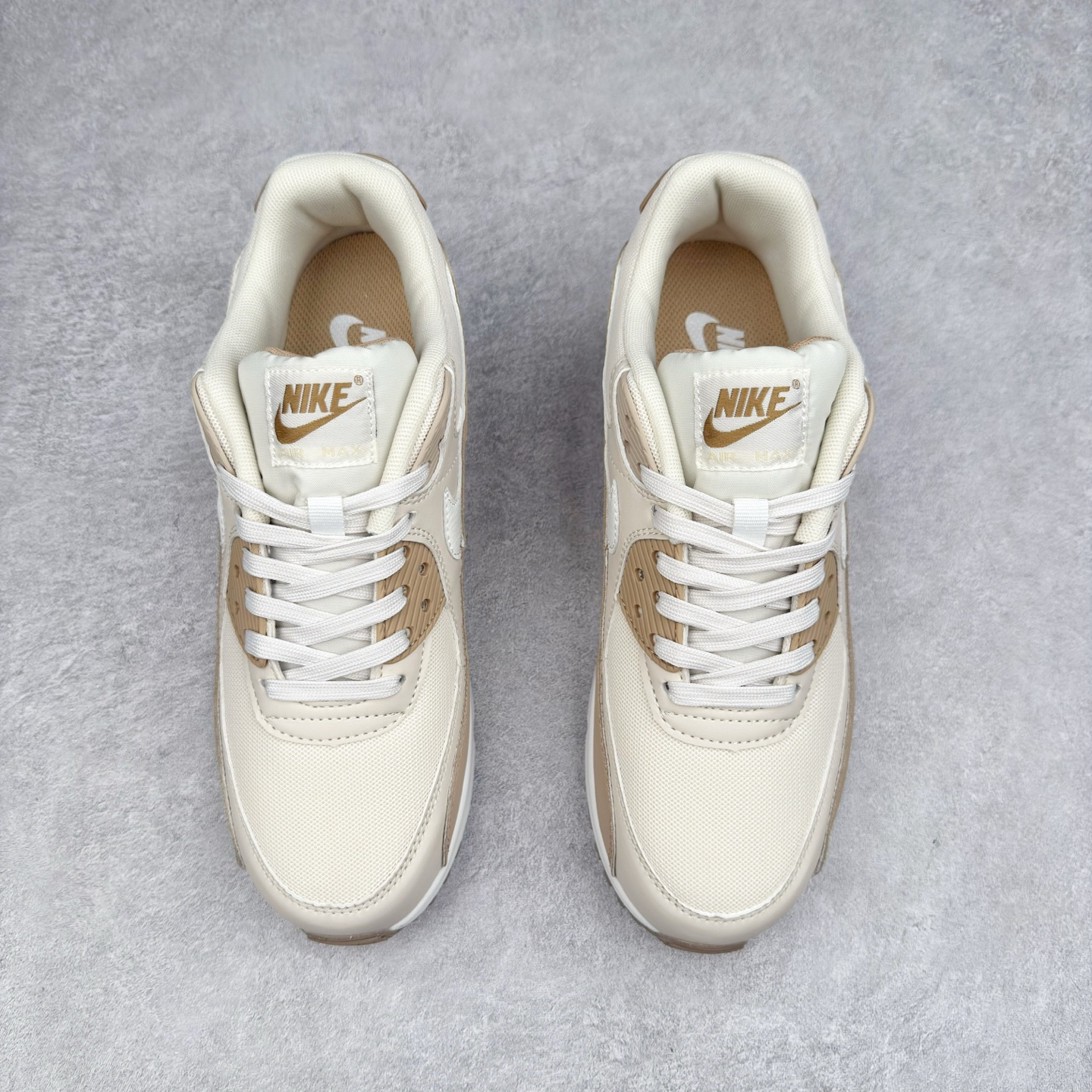 图片[2]-＃MX版 NK Air MAX 90 气垫复古减震跑步鞋 DH8010-004 经典重温 独家陆续补货 外单专供大厂出品 品质稳定 一百余色 终端操作 Air Max 90于1990年推出 来自Air Max系列 在Air Max 1的基础上改进而得 增加了气垫面积 外型上也更为流线 最特別的就是加入了菱纹塑胶嵌板 为Air Max 90增添了许多潮流气息 皮革鞋面 造就出色耐穿性和支撑力 Max Air缓震配置搭配泡棉中底 令Air Max 90轻盈而舒适 华夫格橡胶外底 铸就Air Max 90非凡的抓地力 而Air Max 90不仅是一双跑鞋 它成功跨越了时间的演进 成为了球鞋文化与潮流圈中最熟为人知的鞋款之一 尺码：36 36.5 37.5 38 38.5 39 40 40.5 41 42 42.5 43 44 44.5 45-选品中心