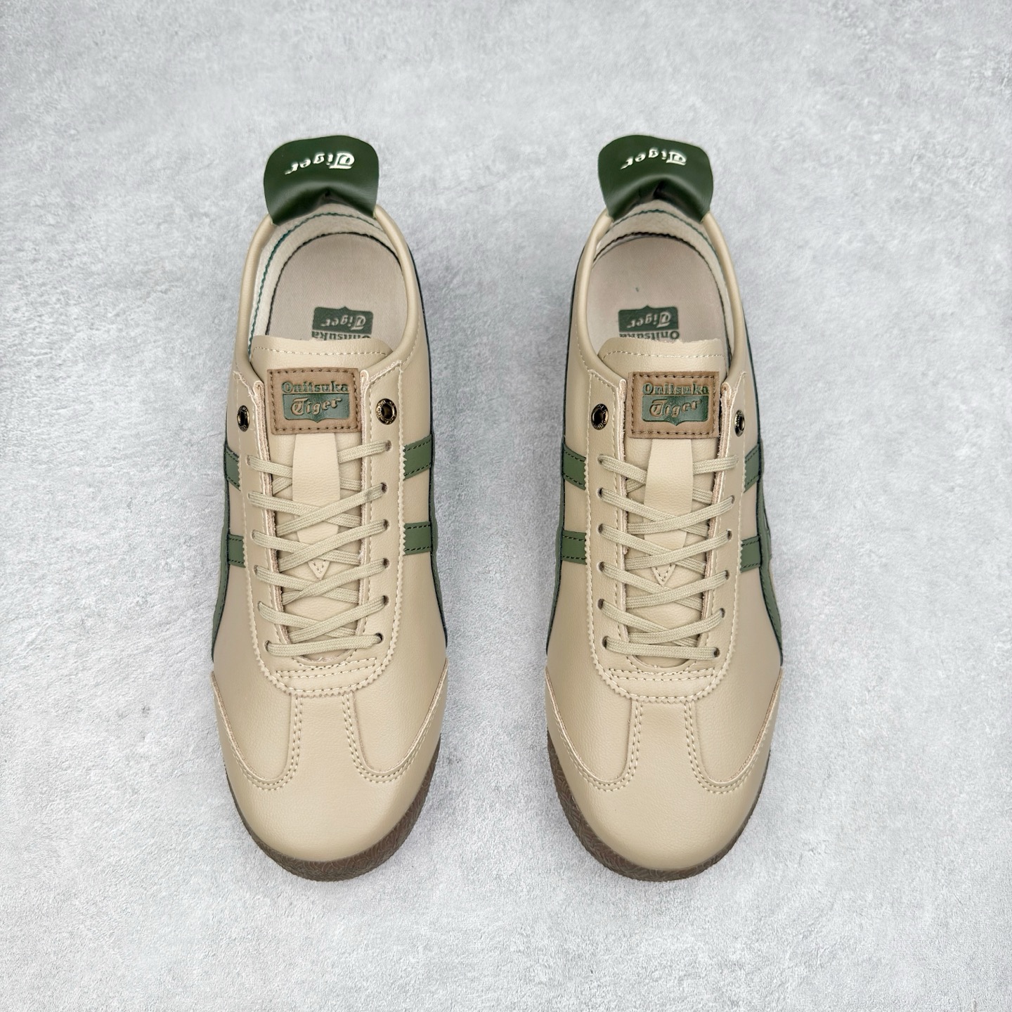 图片[2]-＃C版 Asics Onitsuka Tiger MEXICO 66 亚瑟士鬼冢虎复古经典板鞋 CNY 龙年限定 白红 市场王者选手 海外订单工厂出品 长期生产补货永不断码 超成熟稳定的做工品控 原装全套纸板楦头开发 原汁原味 完美呈现版型 私模正确鞋底咬花纹路 一比一鞋头弧度高度鞋身弧度 绝不口嗨 细节品控鞋型随意秒杀市面 原档咬花纹路私模大底 一个单元有六个三角形 总体形拼接呈现花瓣状 官方四联吊牌 原装Ortholite轻量化鞋垫 原盒原配 质保卡 说明书 钢印防尘纸 纸板中底带钢印 乳胶组合鞋垫 支持全方位的对比专柜 产品从款式颜色造型上体现出追求舒适和细节的完美 鞋类更是推崇手工制作的严谨与完美 融舒适性与可穿性的设计风格 注重细节的完美和别致魅力 既保持稳重 又不失轻松的时尚感 尺码：36 37 37.5 38 39 39.5 40 40.5 41.5 42 42.5 43.5 44 45-选品中心