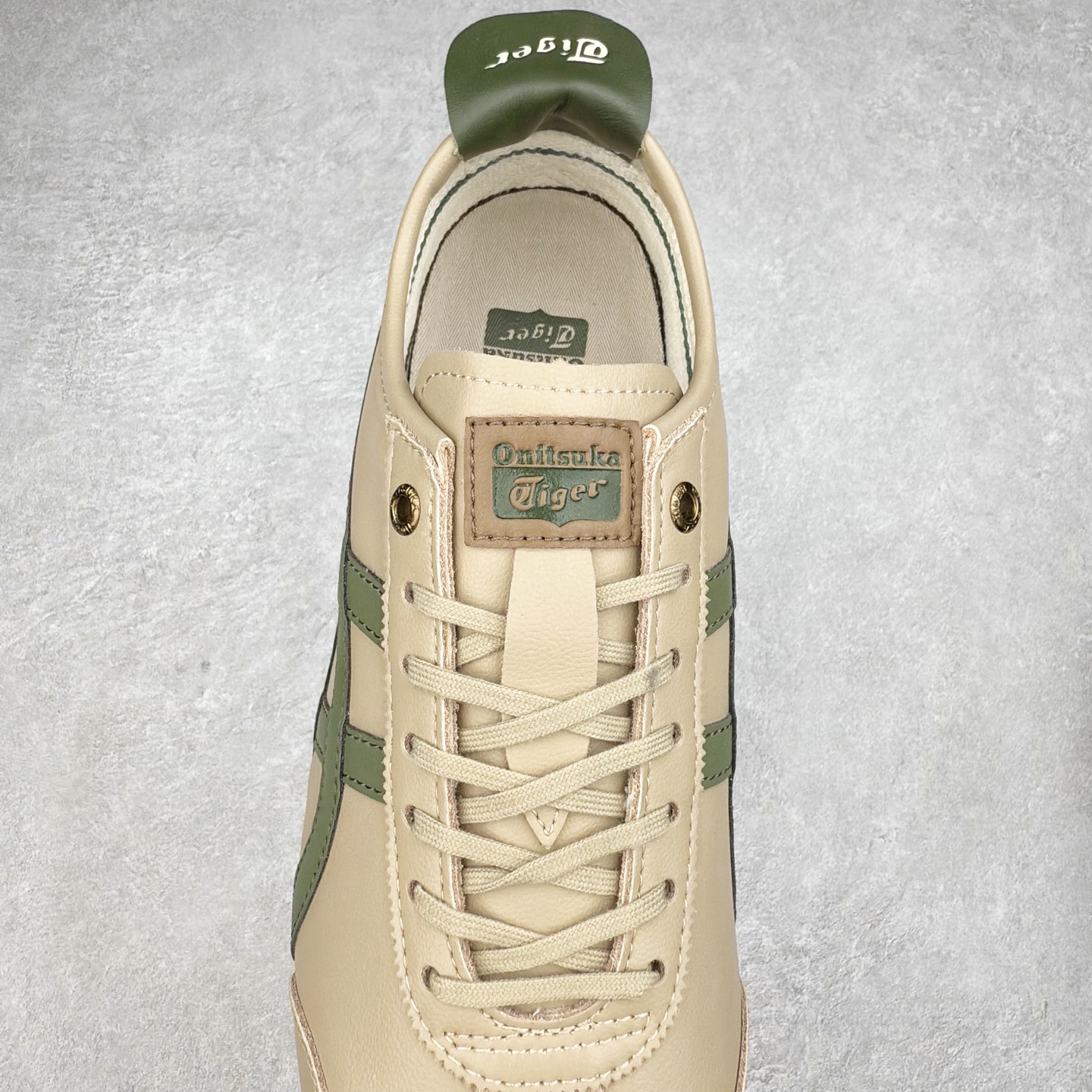 图片[5]-＃C版 Asics Onitsuka Tiger MEXICO 66 亚瑟士鬼冢虎复古经典板鞋 CNY 龙年限定 白红 市场王者选手 海外订单工厂出品 长期生产补货永不断码 超成熟稳定的做工品控 原装全套纸板楦头开发 原汁原味 完美呈现版型 私模正确鞋底咬花纹路 一比一鞋头弧度高度鞋身弧度 绝不口嗨 细节品控鞋型随意秒杀市面 原档咬花纹路私模大底 一个单元有六个三角形 总体形拼接呈现花瓣状 官方四联吊牌 原装Ortholite轻量化鞋垫 原盒原配 质保卡 说明书 钢印防尘纸 纸板中底带钢印 乳胶组合鞋垫 支持全方位的对比专柜 产品从款式颜色造型上体现出追求舒适和细节的完美 鞋类更是推崇手工制作的严谨与完美 融舒适性与可穿性的设计风格 注重细节的完美和别致魅力 既保持稳重 又不失轻松的时尚感 尺码：36 37 37.5 38 39 39.5 40 40.5 41.5 42 42.5 43.5 44 45-选品中心