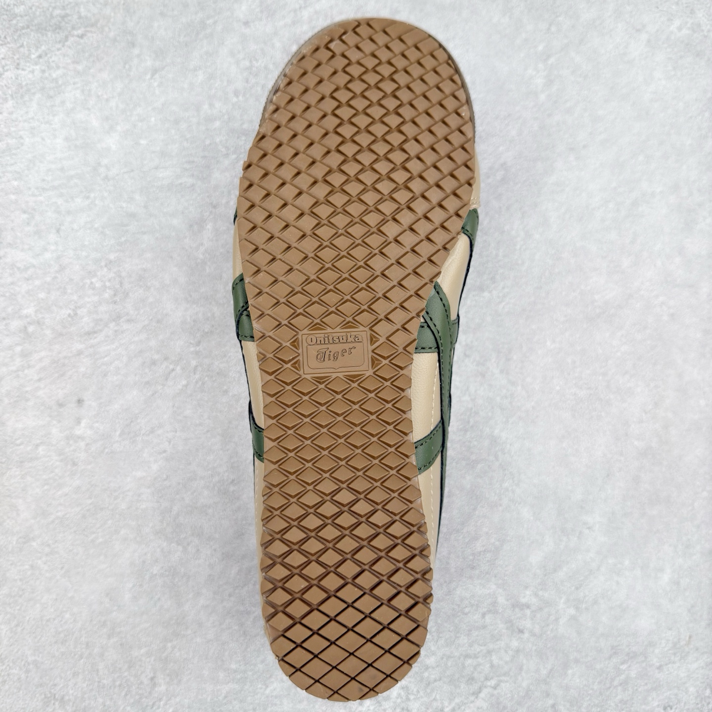 图片[9]-＃C版 Asics Onitsuka Tiger MEXICO 66 亚瑟士鬼冢虎复古经典板鞋 CNY 龙年限定 白红 市场王者选手 海外订单工厂出品 长期生产补货永不断码 超成熟稳定的做工品控 原装全套纸板楦头开发 原汁原味 完美呈现版型 私模正确鞋底咬花纹路 一比一鞋头弧度高度鞋身弧度 绝不口嗨 细节品控鞋型随意秒杀市面 原档咬花纹路私模大底 一个单元有六个三角形 总体形拼接呈现花瓣状 官方四联吊牌 原装Ortholite轻量化鞋垫 原盒原配 质保卡 说明书 钢印防尘纸 纸板中底带钢印 乳胶组合鞋垫 支持全方位的对比专柜 产品从款式颜色造型上体现出追求舒适和细节的完美 鞋类更是推崇手工制作的严谨与完美 融舒适性与可穿性的设计风格 注重细节的完美和别致魅力 既保持稳重 又不失轻松的时尚感 尺码：36 37 37.5 38 39 39.5 40 40.5 41.5 42 42.5 43.5 44 45-选品中心