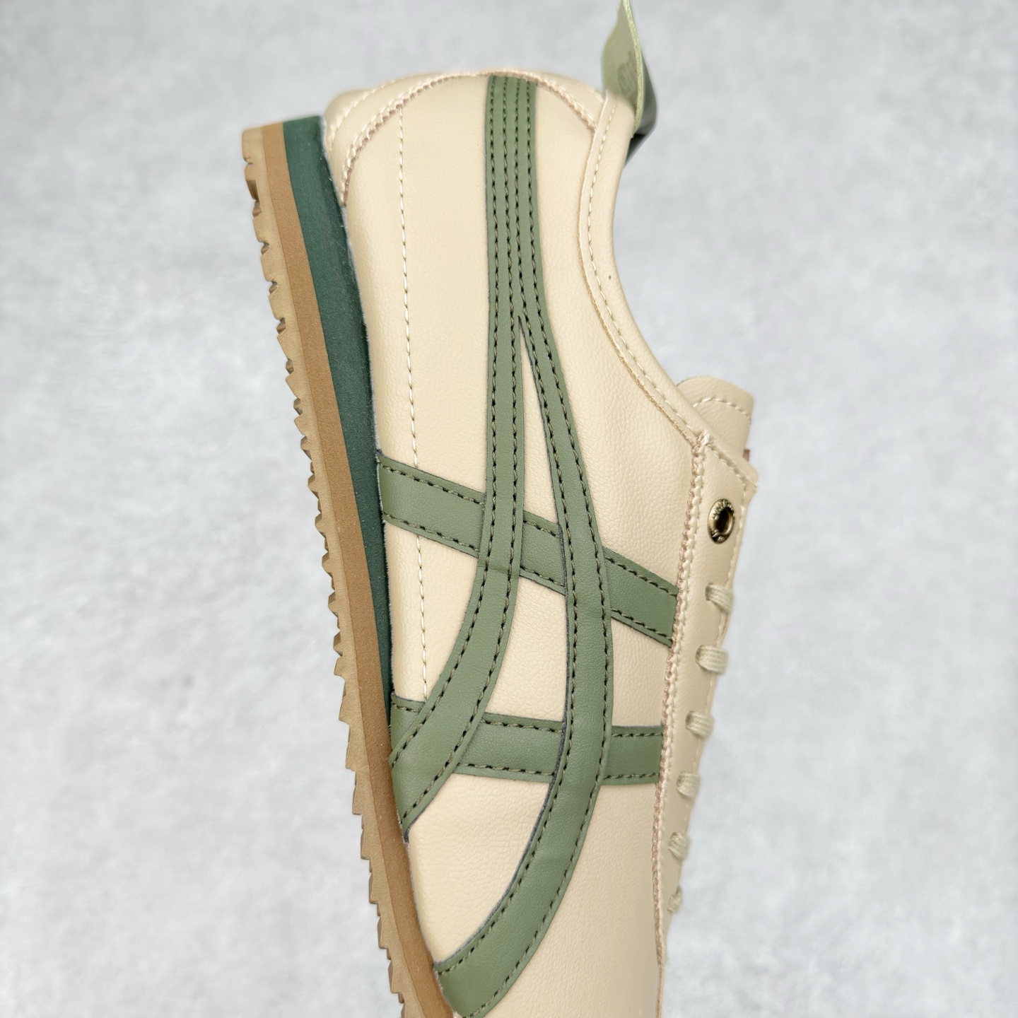 图片[6]-＃C版 Asics Onitsuka Tiger MEXICO 66 亚瑟士鬼冢虎复古经典板鞋 CNY 龙年限定 白红 市场王者选手 海外订单工厂出品 长期生产补货永不断码 超成熟稳定的做工品控 原装全套纸板楦头开发 原汁原味 完美呈现版型 私模正确鞋底咬花纹路 一比一鞋头弧度高度鞋身弧度 绝不口嗨 细节品控鞋型随意秒杀市面 原档咬花纹路私模大底 一个单元有六个三角形 总体形拼接呈现花瓣状 官方四联吊牌 原装Ortholite轻量化鞋垫 原盒原配 质保卡 说明书 钢印防尘纸 纸板中底带钢印 乳胶组合鞋垫 支持全方位的对比专柜 产品从款式颜色造型上体现出追求舒适和细节的完美 鞋类更是推崇手工制作的严谨与完美 融舒适性与可穿性的设计风格 注重细节的完美和别致魅力 既保持稳重 又不失轻松的时尚感 尺码：36 37 37.5 38 39 39.5 40 40.5 41.5 42 42.5 43.5 44 45-选品中心