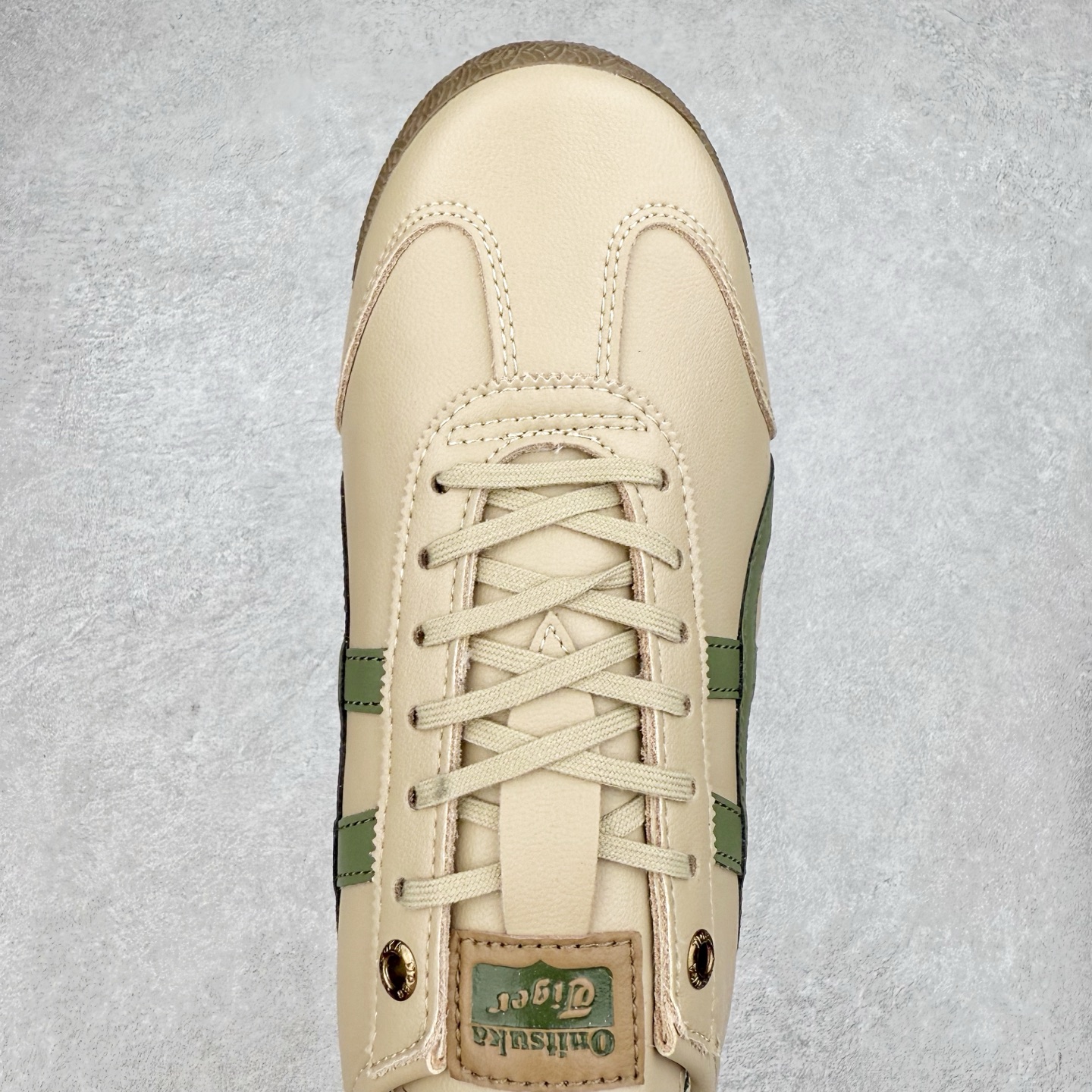 图片[4]-＃C版 Asics Onitsuka Tiger MEXICO 66 亚瑟士鬼冢虎复古经典板鞋 CNY 龙年限定 白红 市场王者选手 海外订单工厂出品 长期生产补货永不断码 超成熟稳定的做工品控 原装全套纸板楦头开发 原汁原味 完美呈现版型 私模正确鞋底咬花纹路 一比一鞋头弧度高度鞋身弧度 绝不口嗨 细节品控鞋型随意秒杀市面 原档咬花纹路私模大底 一个单元有六个三角形 总体形拼接呈现花瓣状 官方四联吊牌 原装Ortholite轻量化鞋垫 原盒原配 质保卡 说明书 钢印防尘纸 纸板中底带钢印 乳胶组合鞋垫 支持全方位的对比专柜 产品从款式颜色造型上体现出追求舒适和细节的完美 鞋类更是推崇手工制作的严谨与完美 融舒适性与可穿性的设计风格 注重细节的完美和别致魅力 既保持稳重 又不失轻松的时尚感 尺码：36 37 37.5 38 39 39.5 40 40.5 41.5 42 42.5 43.5 44 45-选品中心