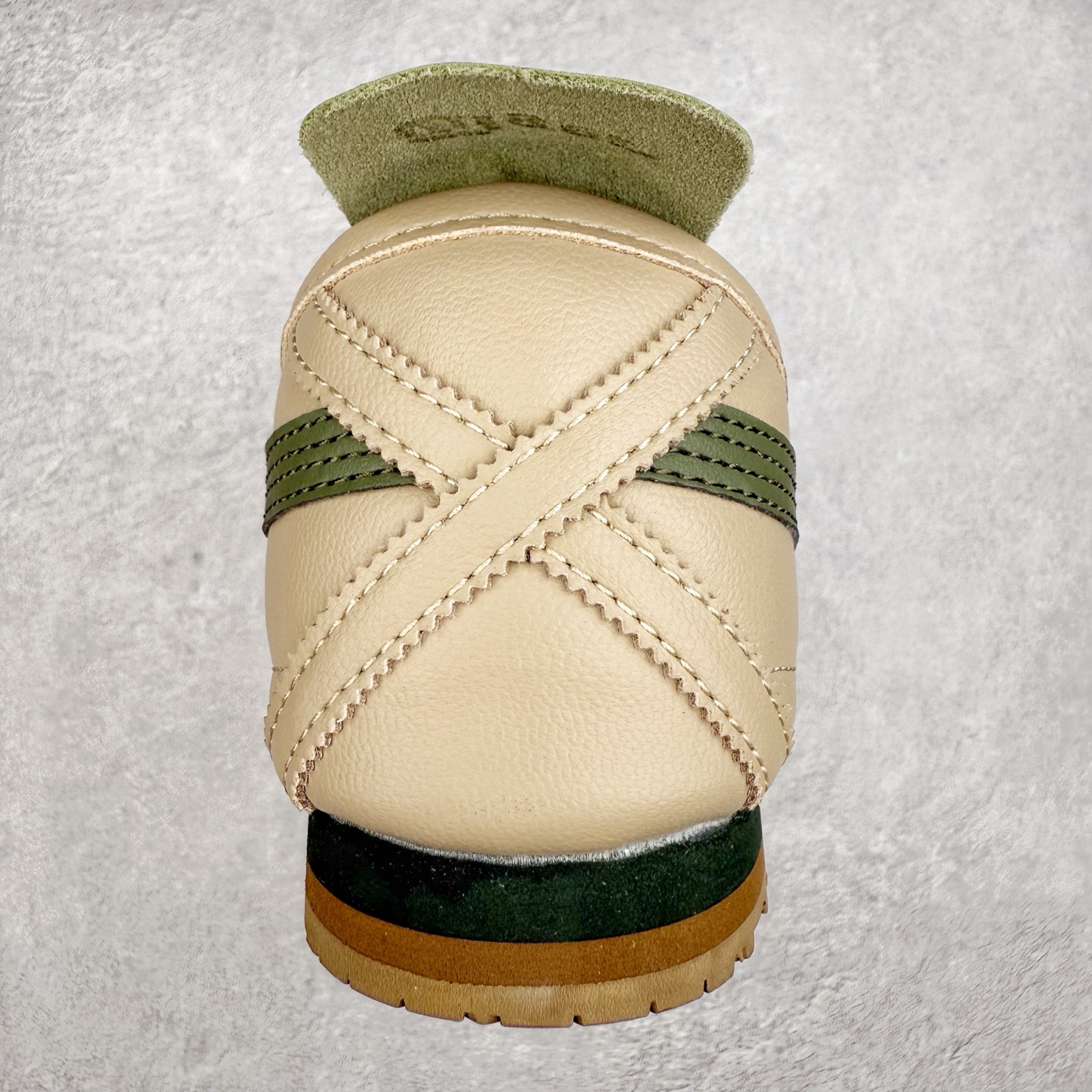 图片[8]-＃C版 Asics Onitsuka Tiger MEXICO 66 亚瑟士鬼冢虎复古经典板鞋 CNY 龙年限定 白红 市场王者选手 海外订单工厂出品 长期生产补货永不断码 超成熟稳定的做工品控 原装全套纸板楦头开发 原汁原味 完美呈现版型 私模正确鞋底咬花纹路 一比一鞋头弧度高度鞋身弧度 绝不口嗨 细节品控鞋型随意秒杀市面 原档咬花纹路私模大底 一个单元有六个三角形 总体形拼接呈现花瓣状 官方四联吊牌 原装Ortholite轻量化鞋垫 原盒原配 质保卡 说明书 钢印防尘纸 纸板中底带钢印 乳胶组合鞋垫 支持全方位的对比专柜 产品从款式颜色造型上体现出追求舒适和细节的完美 鞋类更是推崇手工制作的严谨与完美 融舒适性与可穿性的设计风格 注重细节的完美和别致魅力 既保持稳重 又不失轻松的时尚感 尺码：36 37 37.5 38 39 39.5 40 40.5 41.5 42 42.5 43.5 44 45-选品中心