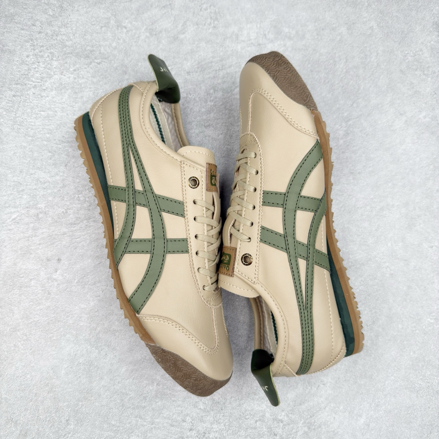 图片[3]-＃C版 Asics Onitsuka Tiger MEXICO 66 亚瑟士鬼冢虎复古经典板鞋 CNY 龙年限定 白红 市场王者选手 海外订单工厂出品 长期生产补货永不断码 超成熟稳定的做工品控 原装全套纸板楦头开发 原汁原味 完美呈现版型 私模正确鞋底咬花纹路 一比一鞋头弧度高度鞋身弧度 绝不口嗨 细节品控鞋型随意秒杀市面 原档咬花纹路私模大底 一个单元有六个三角形 总体形拼接呈现花瓣状 官方四联吊牌 原装Ortholite轻量化鞋垫 原盒原配 质保卡 说明书 钢印防尘纸 纸板中底带钢印 乳胶组合鞋垫 支持全方位的对比专柜 产品从款式颜色造型上体现出追求舒适和细节的完美 鞋类更是推崇手工制作的严谨与完美 融舒适性与可穿性的设计风格 注重细节的完美和别致魅力 既保持稳重 又不失轻松的时尚感 尺码：36 37 37.5 38 39 39.5 40 40.5 41.5 42 42.5 43.5 44 45-选品中心