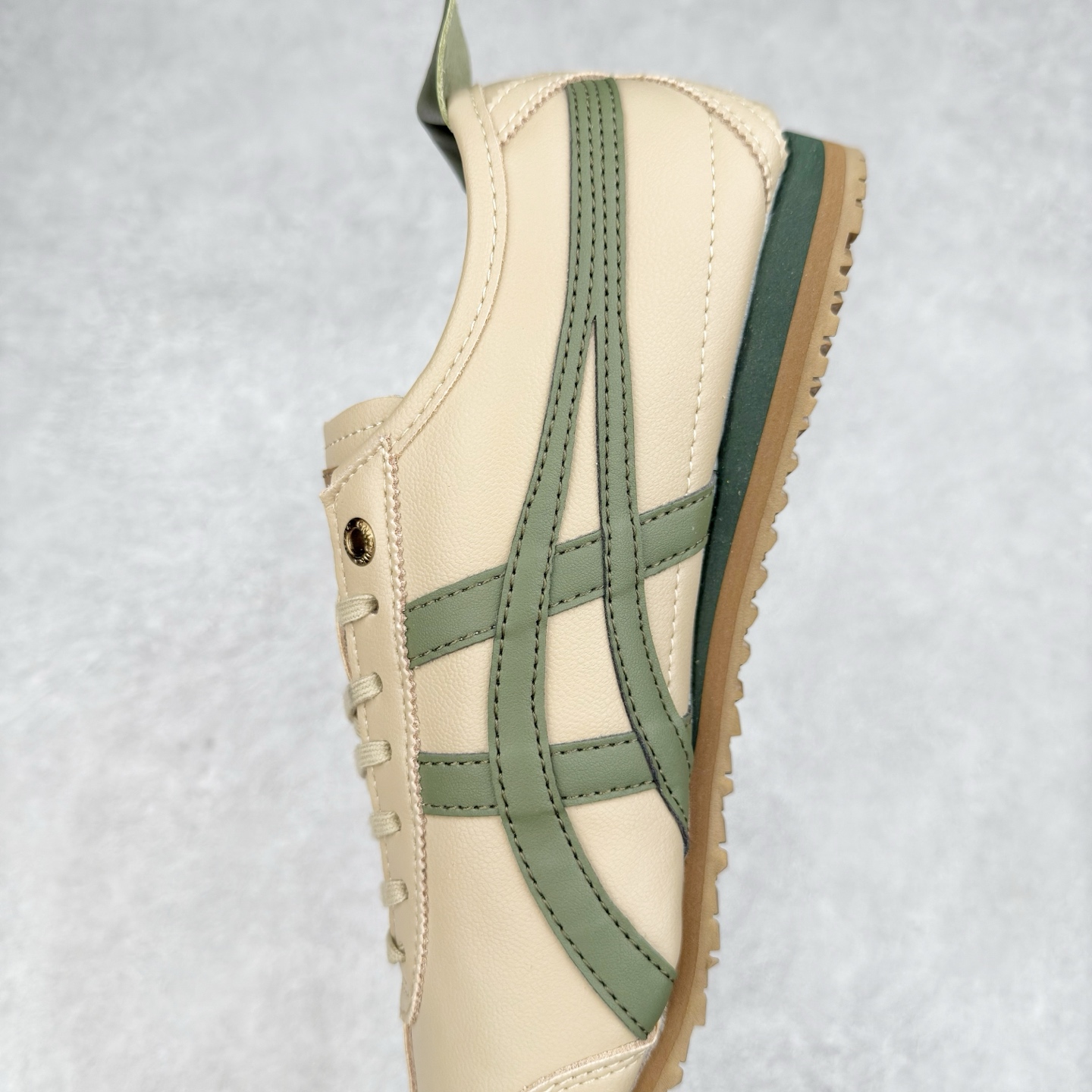 图片[7]-＃C版 Asics Onitsuka Tiger MEXICO 66 亚瑟士鬼冢虎复古经典板鞋 CNY 龙年限定 白红 市场王者选手 海外订单工厂出品 长期生产补货永不断码 超成熟稳定的做工品控 原装全套纸板楦头开发 原汁原味 完美呈现版型 私模正确鞋底咬花纹路 一比一鞋头弧度高度鞋身弧度 绝不口嗨 细节品控鞋型随意秒杀市面 原档咬花纹路私模大底 一个单元有六个三角形 总体形拼接呈现花瓣状 官方四联吊牌 原装Ortholite轻量化鞋垫 原盒原配 质保卡 说明书 钢印防尘纸 纸板中底带钢印 乳胶组合鞋垫 支持全方位的对比专柜 产品从款式颜色造型上体现出追求舒适和细节的完美 鞋类更是推崇手工制作的严谨与完美 融舒适性与可穿性的设计风格 注重细节的完美和别致魅力 既保持稳重 又不失轻松的时尚感 尺码：36 37 37.5 38 39 39.5 40 40.5 41.5 42 42.5 43.5 44 45-选品中心