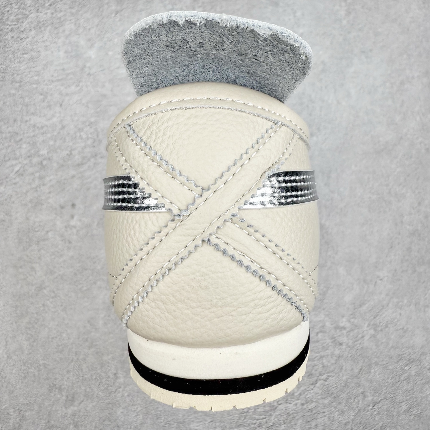 图片[8]-＃C版 Asics Onitsuka Tiger MEXICO 66 亚瑟士鬼冢虎复古经典板鞋 CNY 龙年限定 白红 市场王者选手 海外订单工厂出品 长期生产补货永不断码 超成熟稳定的做工品控 原装全套纸板楦头开发 原汁原味 完美呈现版型 私模正确鞋底咬花纹路 一比一鞋头弧度高度鞋身弧度 绝不口嗨 细节品控鞋型随意秒杀市面 原档咬花纹路私模大底 一个单元有六个三角形 总体形拼接呈现花瓣状 官方四联吊牌 原装Ortholite轻量化鞋垫 原盒原配 质保卡 说明书 钢印防尘纸 纸板中底带钢印 乳胶组合鞋垫 支持全方位的对比专柜 产品从款式颜色造型上体现出追求舒适和细节的完美 鞋类更是推崇手工制作的严谨与完美 融舒适性与可穿性的设计风格 注重细节的完美和别致魅力 既保持稳重 又不失轻松的时尚感 尺码：36 37 37.5 38 39 39.5 40 40.5 41.5 42 42.5 43.5 44 45-选品中心