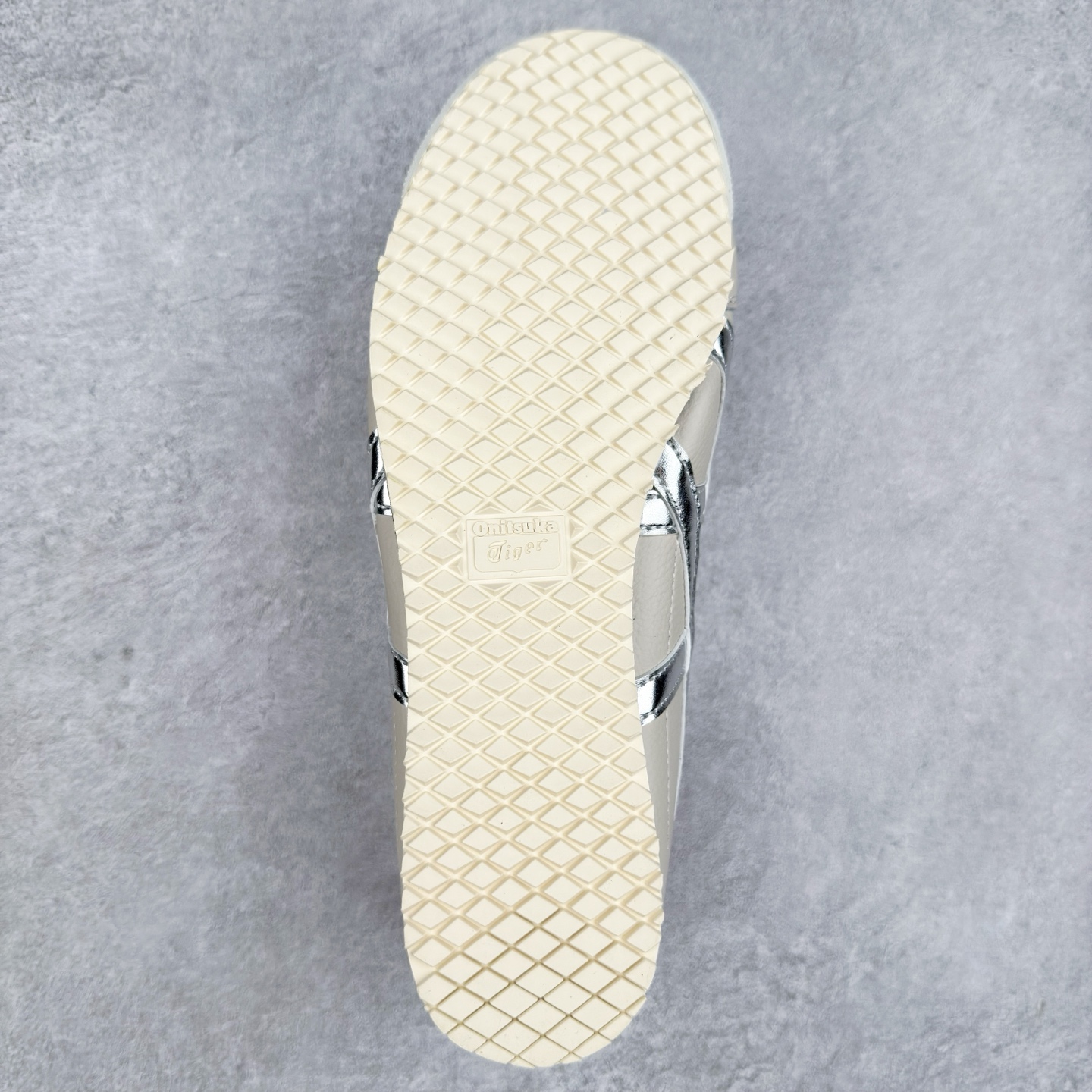 图片[9]-＃C版 Asics Onitsuka Tiger MEXICO 66 亚瑟士鬼冢虎复古经典板鞋 CNY 龙年限定 白红 市场王者选手 海外订单工厂出品 长期生产补货永不断码 超成熟稳定的做工品控 原装全套纸板楦头开发 原汁原味 完美呈现版型 私模正确鞋底咬花纹路 一比一鞋头弧度高度鞋身弧度 绝不口嗨 细节品控鞋型随意秒杀市面 原档咬花纹路私模大底 一个单元有六个三角形 总体形拼接呈现花瓣状 官方四联吊牌 原装Ortholite轻量化鞋垫 原盒原配 质保卡 说明书 钢印防尘纸 纸板中底带钢印 乳胶组合鞋垫 支持全方位的对比专柜 产品从款式颜色造型上体现出追求舒适和细节的完美 鞋类更是推崇手工制作的严谨与完美 融舒适性与可穿性的设计风格 注重细节的完美和别致魅力 既保持稳重 又不失轻松的时尚感 尺码：36 37 37.5 38 39 39.5 40 40.5 41.5 42 42.5 43.5 44 45-选品中心