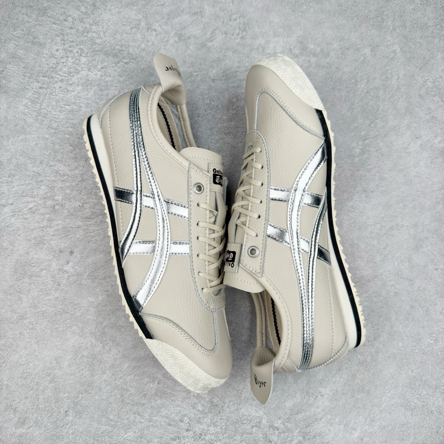 图片[3]-＃C版 Asics Onitsuka Tiger MEXICO 66 亚瑟士鬼冢虎复古经典板鞋 CNY 龙年限定 白红 市场王者选手 海外订单工厂出品 长期生产补货永不断码 超成熟稳定的做工品控 原装全套纸板楦头开发 原汁原味 完美呈现版型 私模正确鞋底咬花纹路 一比一鞋头弧度高度鞋身弧度 绝不口嗨 细节品控鞋型随意秒杀市面 原档咬花纹路私模大底 一个单元有六个三角形 总体形拼接呈现花瓣状 官方四联吊牌 原装Ortholite轻量化鞋垫 原盒原配 质保卡 说明书 钢印防尘纸 纸板中底带钢印 乳胶组合鞋垫 支持全方位的对比专柜 产品从款式颜色造型上体现出追求舒适和细节的完美 鞋类更是推崇手工制作的严谨与完美 融舒适性与可穿性的设计风格 注重细节的完美和别致魅力 既保持稳重 又不失轻松的时尚感 尺码：36 37 37.5 38 39 39.5 40 40.5 41.5 42 42.5 43.5 44 45-选品中心