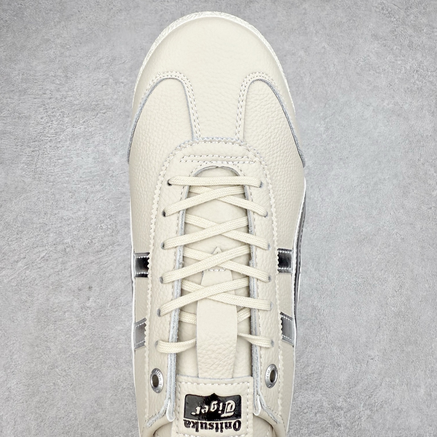 图片[4]-＃C版 Asics Onitsuka Tiger MEXICO 66 亚瑟士鬼冢虎复古经典板鞋 CNY 龙年限定 白红 市场王者选手 海外订单工厂出品 长期生产补货永不断码 超成熟稳定的做工品控 原装全套纸板楦头开发 原汁原味 完美呈现版型 私模正确鞋底咬花纹路 一比一鞋头弧度高度鞋身弧度 绝不口嗨 细节品控鞋型随意秒杀市面 原档咬花纹路私模大底 一个单元有六个三角形 总体形拼接呈现花瓣状 官方四联吊牌 原装Ortholite轻量化鞋垫 原盒原配 质保卡 说明书 钢印防尘纸 纸板中底带钢印 乳胶组合鞋垫 支持全方位的对比专柜 产品从款式颜色造型上体现出追求舒适和细节的完美 鞋类更是推崇手工制作的严谨与完美 融舒适性与可穿性的设计风格 注重细节的完美和别致魅力 既保持稳重 又不失轻松的时尚感 尺码：36 37 37.5 38 39 39.5 40 40.5 41.5 42 42.5 43.5 44 45-选品中心