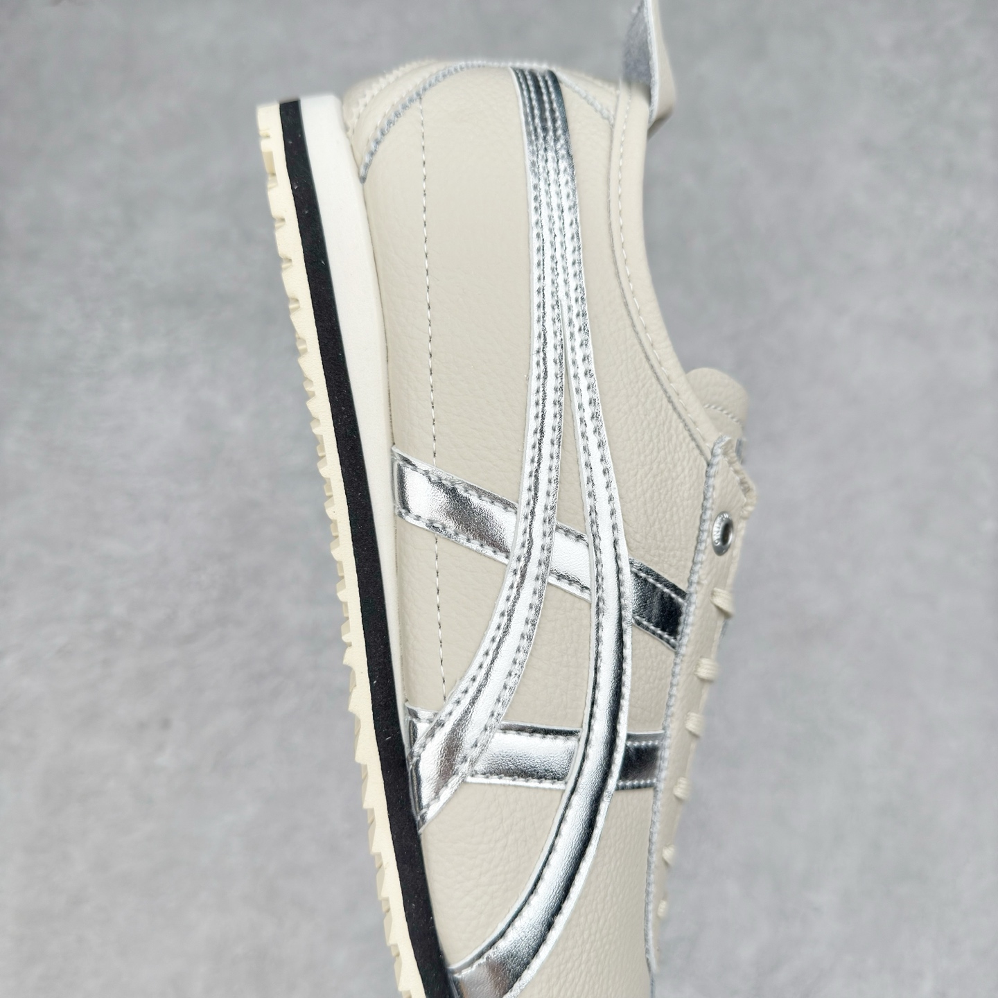 图片[6]-＃C版 Asics Onitsuka Tiger MEXICO 66 亚瑟士鬼冢虎复古经典板鞋 CNY 龙年限定 白红 市场王者选手 海外订单工厂出品 长期生产补货永不断码 超成熟稳定的做工品控 原装全套纸板楦头开发 原汁原味 完美呈现版型 私模正确鞋底咬花纹路 一比一鞋头弧度高度鞋身弧度 绝不口嗨 细节品控鞋型随意秒杀市面 原档咬花纹路私模大底 一个单元有六个三角形 总体形拼接呈现花瓣状 官方四联吊牌 原装Ortholite轻量化鞋垫 原盒原配 质保卡 说明书 钢印防尘纸 纸板中底带钢印 乳胶组合鞋垫 支持全方位的对比专柜 产品从款式颜色造型上体现出追求舒适和细节的完美 鞋类更是推崇手工制作的严谨与完美 融舒适性与可穿性的设计风格 注重细节的完美和别致魅力 既保持稳重 又不失轻松的时尚感 尺码：36 37 37.5 38 39 39.5 40 40.5 41.5 42 42.5 43.5 44 45-选品中心