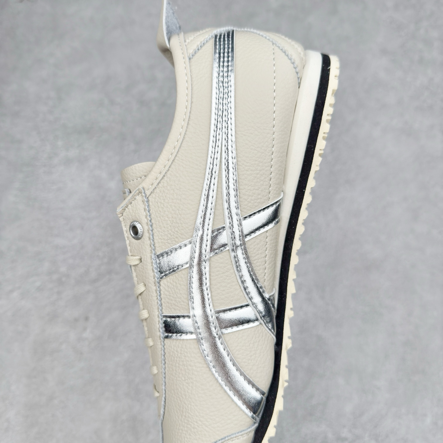 图片[7]-＃C版 Asics Onitsuka Tiger MEXICO 66 亚瑟士鬼冢虎复古经典板鞋 CNY 龙年限定 白红 市场王者选手 海外订单工厂出品 长期生产补货永不断码 超成熟稳定的做工品控 原装全套纸板楦头开发 原汁原味 完美呈现版型 私模正确鞋底咬花纹路 一比一鞋头弧度高度鞋身弧度 绝不口嗨 细节品控鞋型随意秒杀市面 原档咬花纹路私模大底 一个单元有六个三角形 总体形拼接呈现花瓣状 官方四联吊牌 原装Ortholite轻量化鞋垫 原盒原配 质保卡 说明书 钢印防尘纸 纸板中底带钢印 乳胶组合鞋垫 支持全方位的对比专柜 产品从款式颜色造型上体现出追求舒适和细节的完美 鞋类更是推崇手工制作的严谨与完美 融舒适性与可穿性的设计风格 注重细节的完美和别致魅力 既保持稳重 又不失轻松的时尚感 尺码：36 37 37.5 38 39 39.5 40 40.5 41.5 42 42.5 43.5 44 45-选品中心