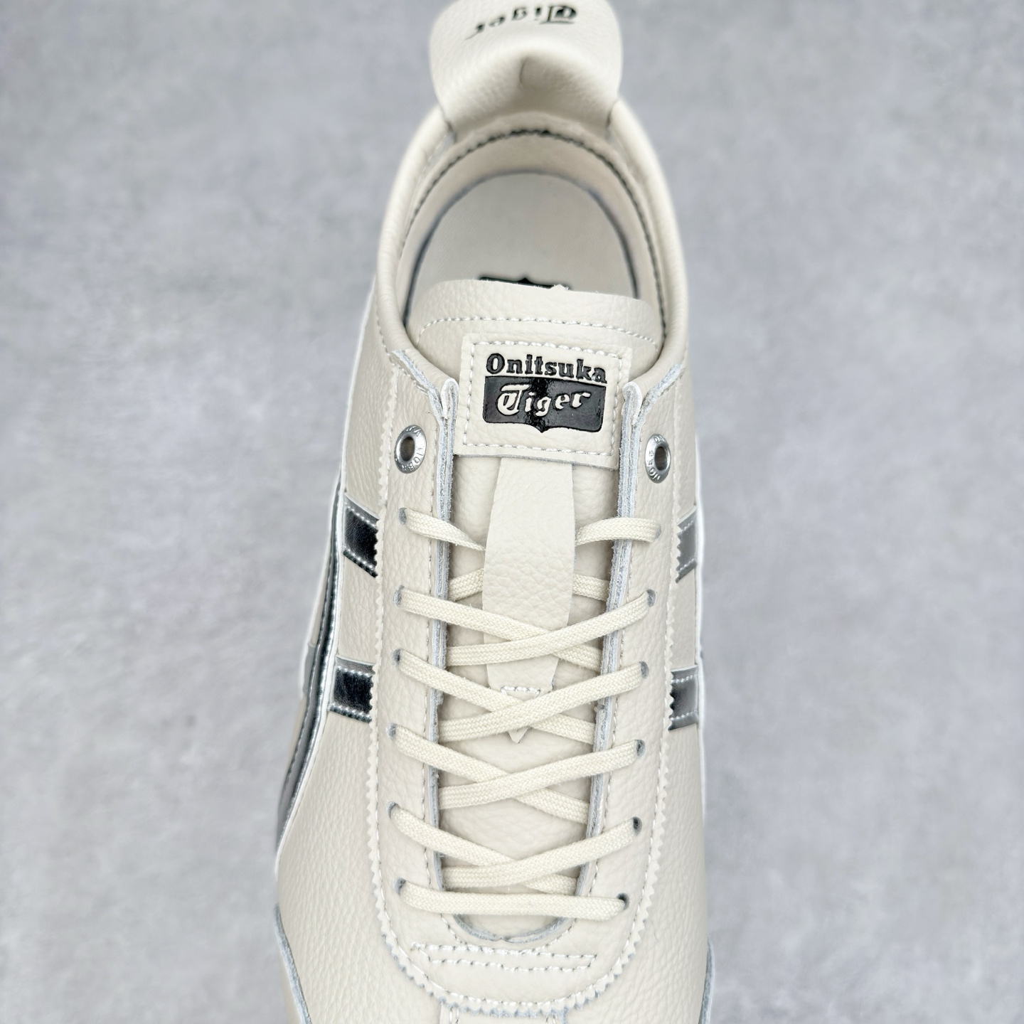 图片[5]-＃C版 Asics Onitsuka Tiger MEXICO 66 亚瑟士鬼冢虎复古经典板鞋 CNY 龙年限定 白红 市场王者选手 海外订单工厂出品 长期生产补货永不断码 超成熟稳定的做工品控 原装全套纸板楦头开发 原汁原味 完美呈现版型 私模正确鞋底咬花纹路 一比一鞋头弧度高度鞋身弧度 绝不口嗨 细节品控鞋型随意秒杀市面 原档咬花纹路私模大底 一个单元有六个三角形 总体形拼接呈现花瓣状 官方四联吊牌 原装Ortholite轻量化鞋垫 原盒原配 质保卡 说明书 钢印防尘纸 纸板中底带钢印 乳胶组合鞋垫 支持全方位的对比专柜 产品从款式颜色造型上体现出追求舒适和细节的完美 鞋类更是推崇手工制作的严谨与完美 融舒适性与可穿性的设计风格 注重细节的完美和别致魅力 既保持稳重 又不失轻松的时尚感 尺码：36 37 37.5 38 39 39.5 40 40.5 41.5 42 42.5 43.5 44 45-选品中心