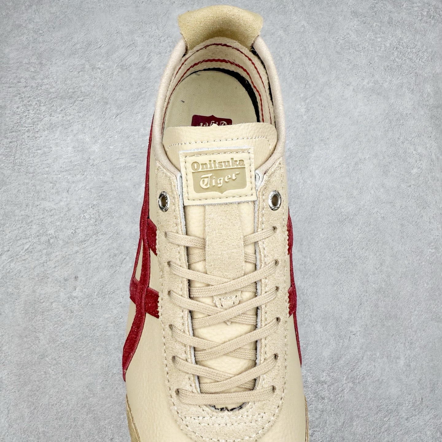 图片[5]-＃C版 Asics Onitsuka Tiger MEXICO 66 亚瑟士鬼冢虎复古经典板鞋 CNY 龙年限定 白红 市场王者选手 海外订单工厂出品 长期生产补货永不断码 超成熟稳定的做工品控 原装全套纸板楦头开发 原汁原味 完美呈现版型 私模正确鞋底咬花纹路 一比一鞋头弧度高度鞋身弧度 绝不口嗨 细节品控鞋型随意秒杀市面 原档咬花纹路私模大底 一个单元有六个三角形 总体形拼接呈现花瓣状 官方四联吊牌 原装Ortholite轻量化鞋垫 原盒原配 质保卡 说明书 钢印防尘纸 纸板中底带钢印 乳胶组合鞋垫 支持全方位的对比专柜 产品从款式颜色造型上体现出追求舒适和细节的完美 鞋类更是推崇手工制作的严谨与完美 融舒适性与可穿性的设计风格 注重细节的完美和别致魅力 既保持稳重 又不失轻松的时尚感 尺码：36 37 37.5 38 39 39.5 40 40.5 41.5 42 42.5 43.5 44 45-选品中心