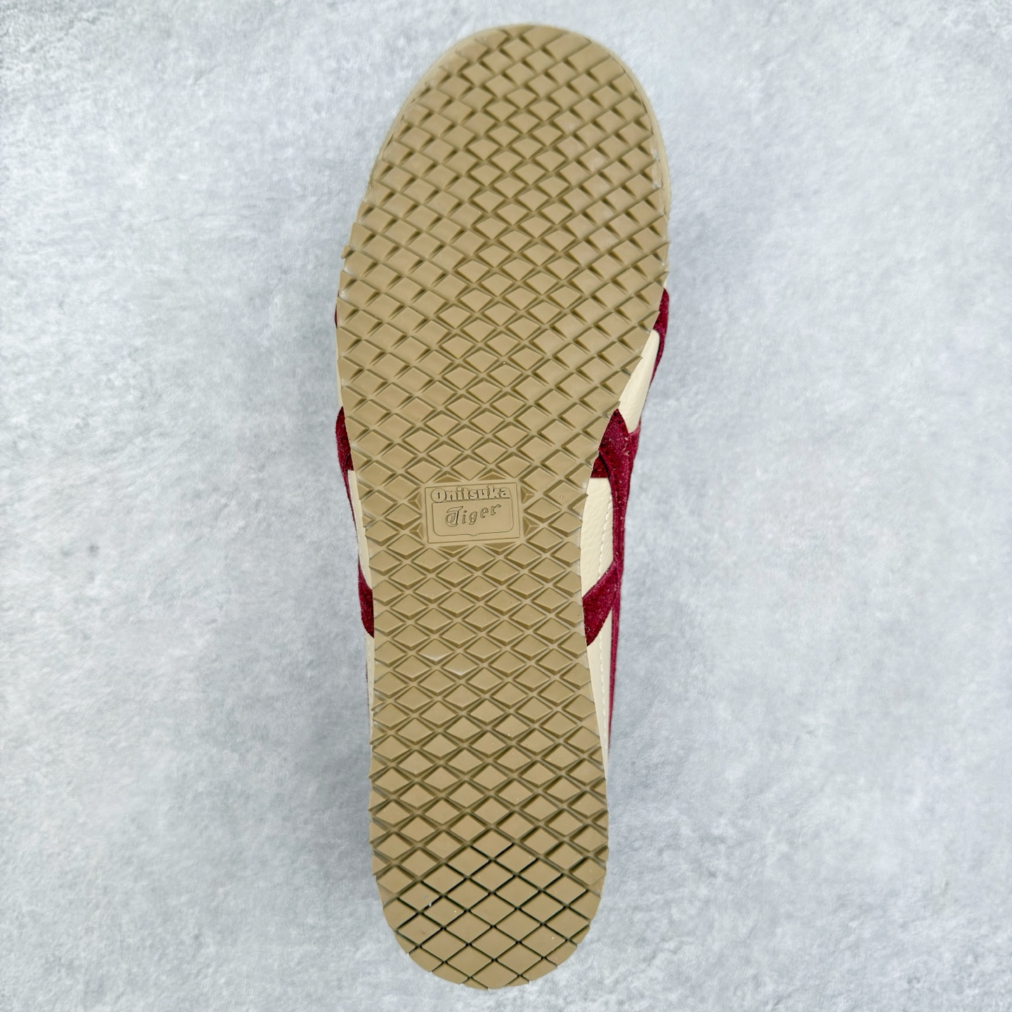 图片[9]-＃C版 Asics Onitsuka Tiger MEXICO 66 亚瑟士鬼冢虎复古经典板鞋 CNY 龙年限定 白红 市场王者选手 海外订单工厂出品 长期生产补货永不断码 超成熟稳定的做工品控 原装全套纸板楦头开发 原汁原味 完美呈现版型 私模正确鞋底咬花纹路 一比一鞋头弧度高度鞋身弧度 绝不口嗨 细节品控鞋型随意秒杀市面 原档咬花纹路私模大底 一个单元有六个三角形 总体形拼接呈现花瓣状 官方四联吊牌 原装Ortholite轻量化鞋垫 原盒原配 质保卡 说明书 钢印防尘纸 纸板中底带钢印 乳胶组合鞋垫 支持全方位的对比专柜 产品从款式颜色造型上体现出追求舒适和细节的完美 鞋类更是推崇手工制作的严谨与完美 融舒适性与可穿性的设计风格 注重细节的完美和别致魅力 既保持稳重 又不失轻松的时尚感 尺码：36 37 37.5 38 39 39.5 40 40.5 41.5 42 42.5 43.5 44 45-选品中心