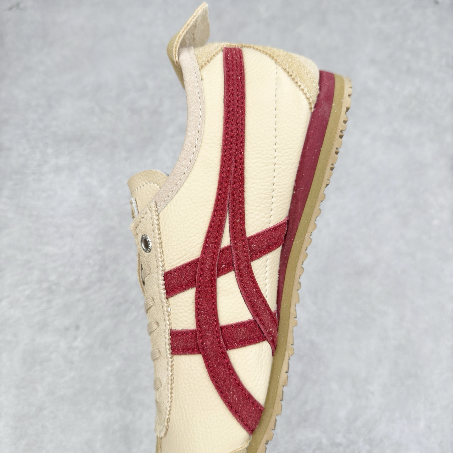 图片[7]-＃C版 Asics Onitsuka Tiger MEXICO 66 亚瑟士鬼冢虎复古经典板鞋 CNY 龙年限定 白红 市场王者选手 海外订单工厂出品 长期生产补货永不断码 超成熟稳定的做工品控 原装全套纸板楦头开发 原汁原味 完美呈现版型 私模正确鞋底咬花纹路 一比一鞋头弧度高度鞋身弧度 绝不口嗨 细节品控鞋型随意秒杀市面 原档咬花纹路私模大底 一个单元有六个三角形 总体形拼接呈现花瓣状 官方四联吊牌 原装Ortholite轻量化鞋垫 原盒原配 质保卡 说明书 钢印防尘纸 纸板中底带钢印 乳胶组合鞋垫 支持全方位的对比专柜 产品从款式颜色造型上体现出追求舒适和细节的完美 鞋类更是推崇手工制作的严谨与完美 融舒适性与可穿性的设计风格 注重细节的完美和别致魅力 既保持稳重 又不失轻松的时尚感 尺码：36 37 37.5 38 39 39.5 40 40.5 41.5 42 42.5 43.5 44 45-选品中心
