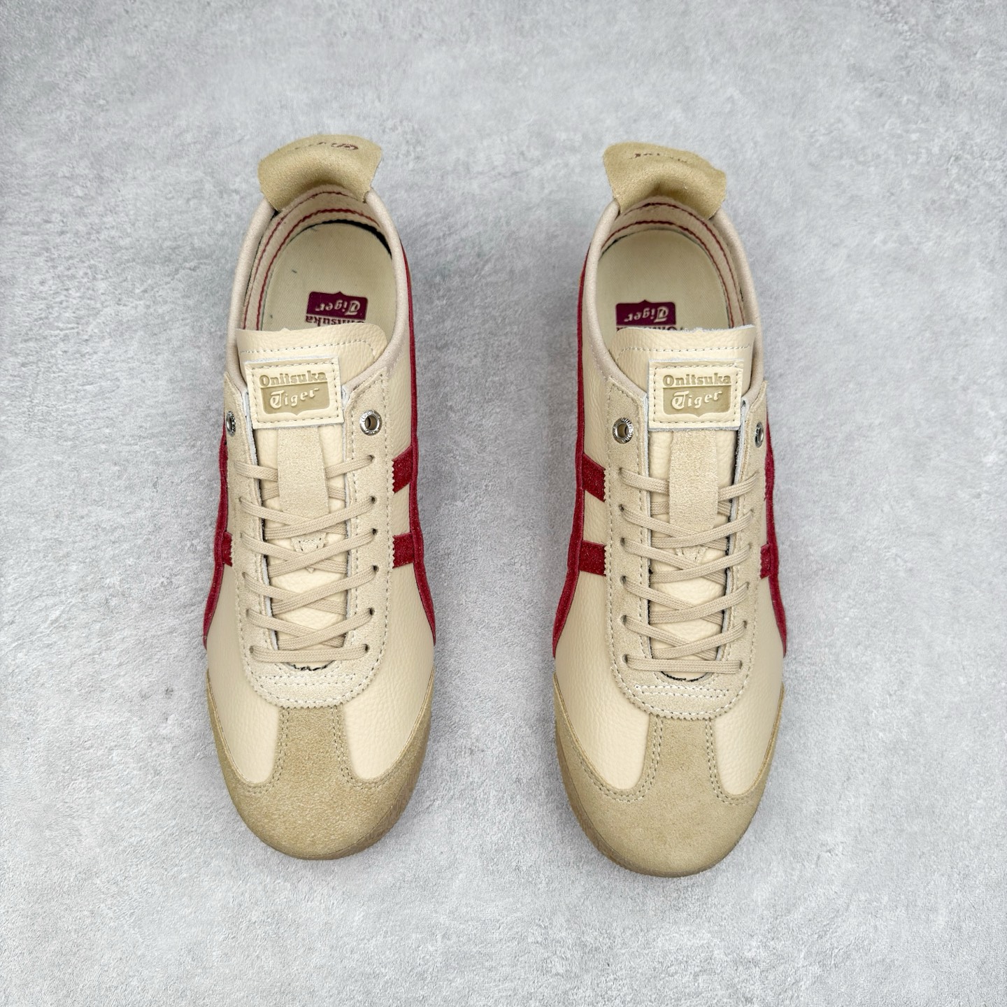 图片[2]-＃C版 Asics Onitsuka Tiger MEXICO 66 亚瑟士鬼冢虎复古经典板鞋 CNY 龙年限定 白红 市场王者选手 海外订单工厂出品 长期生产补货永不断码 超成熟稳定的做工品控 原装全套纸板楦头开发 原汁原味 完美呈现版型 私模正确鞋底咬花纹路 一比一鞋头弧度高度鞋身弧度 绝不口嗨 细节品控鞋型随意秒杀市面 原档咬花纹路私模大底 一个单元有六个三角形 总体形拼接呈现花瓣状 官方四联吊牌 原装Ortholite轻量化鞋垫 原盒原配 质保卡 说明书 钢印防尘纸 纸板中底带钢印 乳胶组合鞋垫 支持全方位的对比专柜 产品从款式颜色造型上体现出追求舒适和细节的完美 鞋类更是推崇手工制作的严谨与完美 融舒适性与可穿性的设计风格 注重细节的完美和别致魅力 既保持稳重 又不失轻松的时尚感 尺码：36 37 37.5 38 39 39.5 40 40.5 41.5 42 42.5 43.5 44 45-选品中心