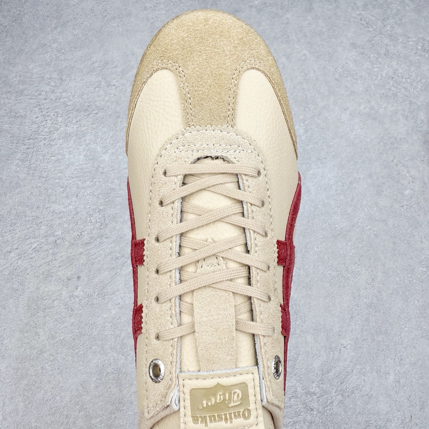 图片[4]-＃C版 Asics Onitsuka Tiger MEXICO 66 亚瑟士鬼冢虎复古经典板鞋 CNY 龙年限定 白红 市场王者选手 海外订单工厂出品 长期生产补货永不断码 超成熟稳定的做工品控 原装全套纸板楦头开发 原汁原味 完美呈现版型 私模正确鞋底咬花纹路 一比一鞋头弧度高度鞋身弧度 绝不口嗨 细节品控鞋型随意秒杀市面 原档咬花纹路私模大底 一个单元有六个三角形 总体形拼接呈现花瓣状 官方四联吊牌 原装Ortholite轻量化鞋垫 原盒原配 质保卡 说明书 钢印防尘纸 纸板中底带钢印 乳胶组合鞋垫 支持全方位的对比专柜 产品从款式颜色造型上体现出追求舒适和细节的完美 鞋类更是推崇手工制作的严谨与完美 融舒适性与可穿性的设计风格 注重细节的完美和别致魅力 既保持稳重 又不失轻松的时尚感 尺码：36 37 37.5 38 39 39.5 40 40.5 41.5 42 42.5 43.5 44 45-选品中心