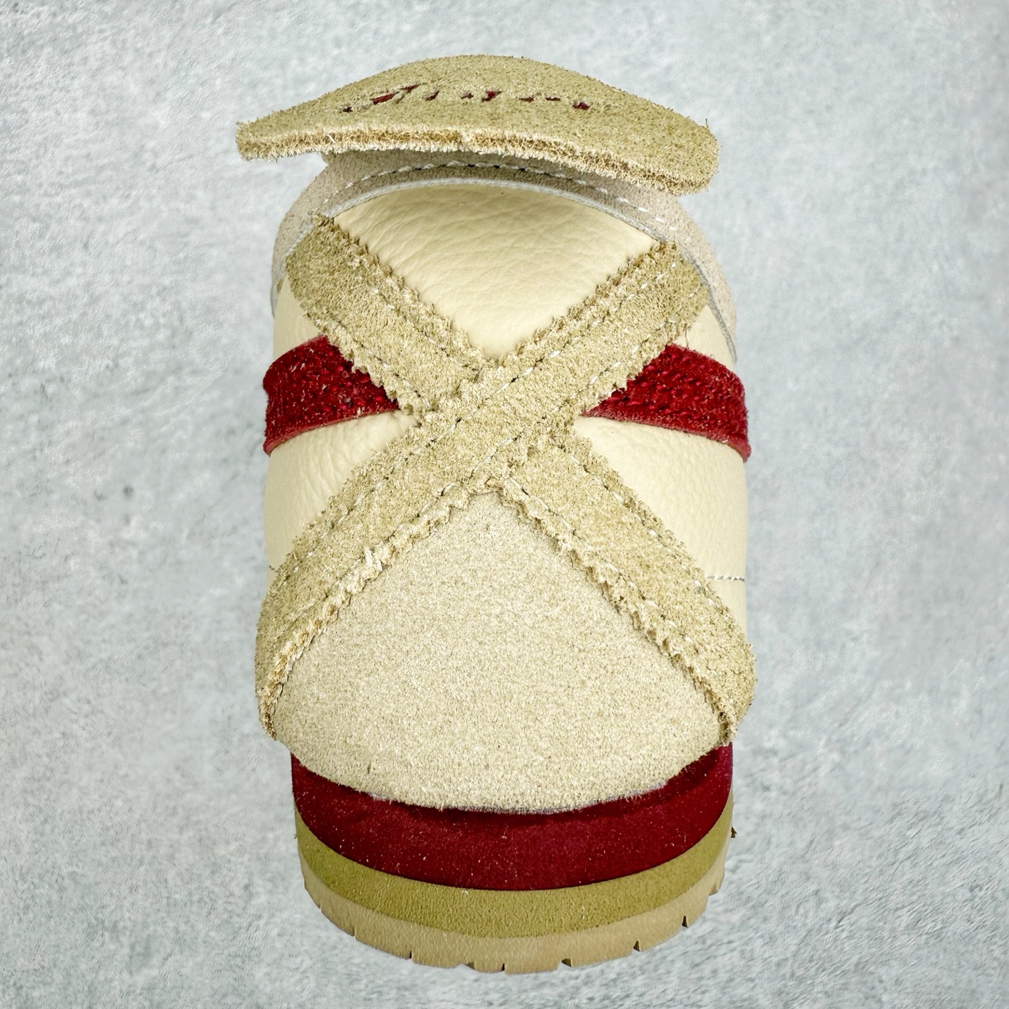 图片[8]-＃C版 Asics Onitsuka Tiger MEXICO 66 亚瑟士鬼冢虎复古经典板鞋 CNY 龙年限定 白红 市场王者选手 海外订单工厂出品 长期生产补货永不断码 超成熟稳定的做工品控 原装全套纸板楦头开发 原汁原味 完美呈现版型 私模正确鞋底咬花纹路 一比一鞋头弧度高度鞋身弧度 绝不口嗨 细节品控鞋型随意秒杀市面 原档咬花纹路私模大底 一个单元有六个三角形 总体形拼接呈现花瓣状 官方四联吊牌 原装Ortholite轻量化鞋垫 原盒原配 质保卡 说明书 钢印防尘纸 纸板中底带钢印 乳胶组合鞋垫 支持全方位的对比专柜 产品从款式颜色造型上体现出追求舒适和细节的完美 鞋类更是推崇手工制作的严谨与完美 融舒适性与可穿性的设计风格 注重细节的完美和别致魅力 既保持稳重 又不失轻松的时尚感 尺码：36 37 37.5 38 39 39.5 40 40.5 41.5 42 42.5 43.5 44 45-选品中心