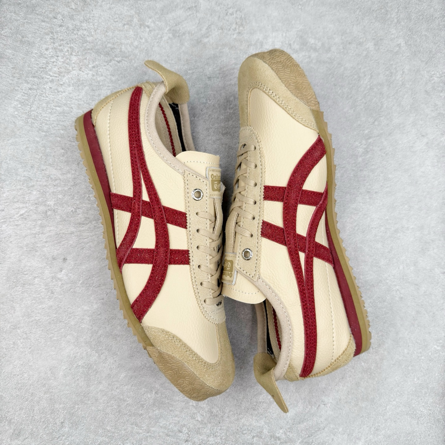 图片[3]-＃C版 Asics Onitsuka Tiger MEXICO 66 亚瑟士鬼冢虎复古经典板鞋 CNY 龙年限定 白红 市场王者选手 海外订单工厂出品 长期生产补货永不断码 超成熟稳定的做工品控 原装全套纸板楦头开发 原汁原味 完美呈现版型 私模正确鞋底咬花纹路 一比一鞋头弧度高度鞋身弧度 绝不口嗨 细节品控鞋型随意秒杀市面 原档咬花纹路私模大底 一个单元有六个三角形 总体形拼接呈现花瓣状 官方四联吊牌 原装Ortholite轻量化鞋垫 原盒原配 质保卡 说明书 钢印防尘纸 纸板中底带钢印 乳胶组合鞋垫 支持全方位的对比专柜 产品从款式颜色造型上体现出追求舒适和细节的完美 鞋类更是推崇手工制作的严谨与完美 融舒适性与可穿性的设计风格 注重细节的完美和别致魅力 既保持稳重 又不失轻松的时尚感 尺码：36 37 37.5 38 39 39.5 40 40.5 41.5 42 42.5 43.5 44 45-选品中心