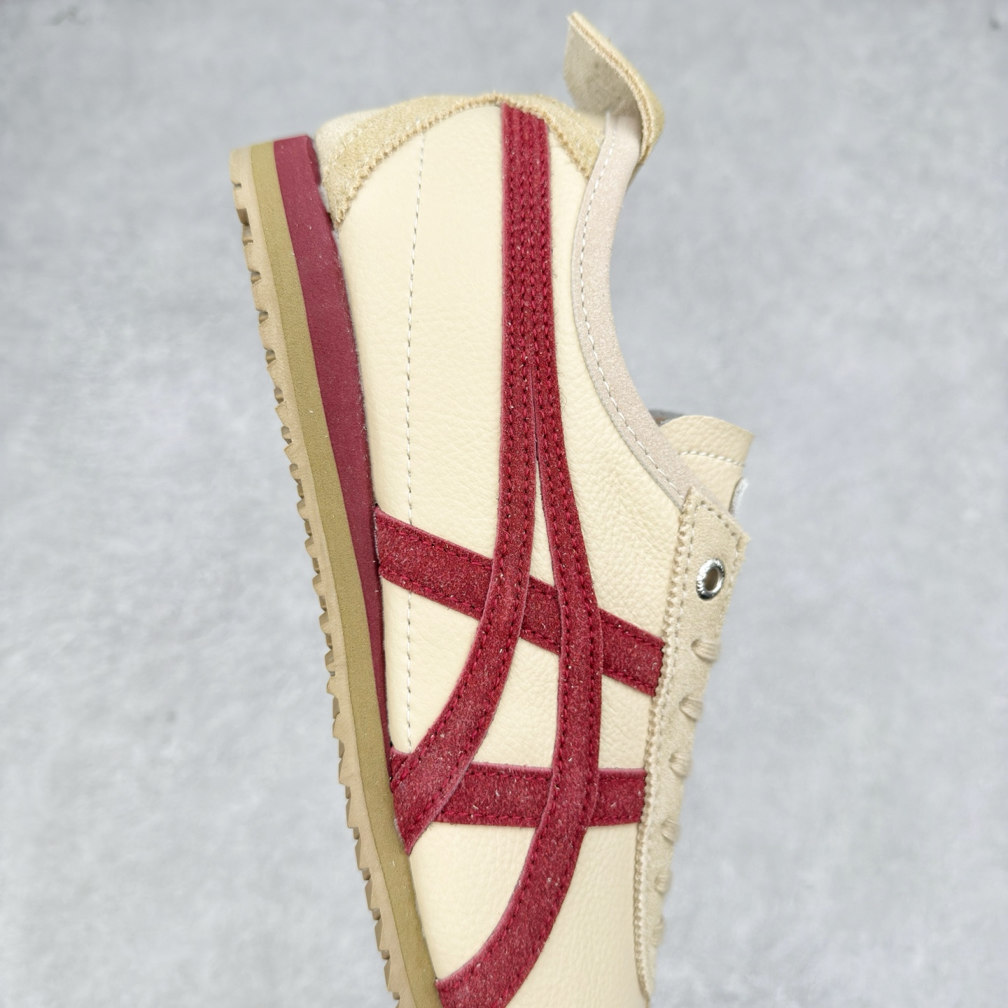 图片[6]-＃C版 Asics Onitsuka Tiger MEXICO 66 亚瑟士鬼冢虎复古经典板鞋 CNY 龙年限定 白红 市场王者选手 海外订单工厂出品 长期生产补货永不断码 超成熟稳定的做工品控 原装全套纸板楦头开发 原汁原味 完美呈现版型 私模正确鞋底咬花纹路 一比一鞋头弧度高度鞋身弧度 绝不口嗨 细节品控鞋型随意秒杀市面 原档咬花纹路私模大底 一个单元有六个三角形 总体形拼接呈现花瓣状 官方四联吊牌 原装Ortholite轻量化鞋垫 原盒原配 质保卡 说明书 钢印防尘纸 纸板中底带钢印 乳胶组合鞋垫 支持全方位的对比专柜 产品从款式颜色造型上体现出追求舒适和细节的完美 鞋类更是推崇手工制作的严谨与完美 融舒适性与可穿性的设计风格 注重细节的完美和别致魅力 既保持稳重 又不失轻松的时尚感 尺码：36 37 37.5 38 39 39.5 40 40.5 41.5 42 42.5 43.5 44 45-选品中心