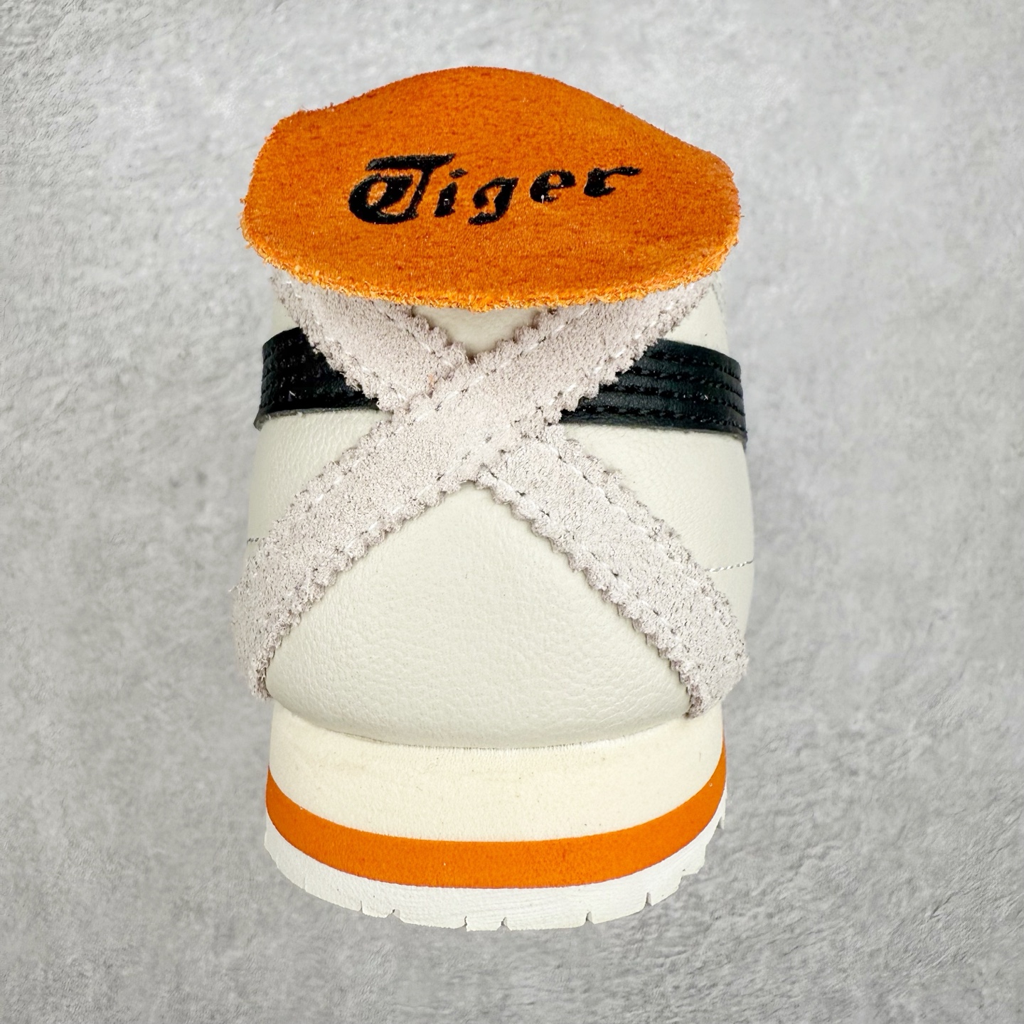 图片[8]-＃C版 Asics Onitsuka Tiger MEXICO 66 亚瑟士鬼冢虎复古经典板鞋 CNY 龙年限定 白红 市场王者选手 海外订单工厂出品 长期生产补货永不断码 超成熟稳定的做工品控 原装全套纸板楦头开发 原汁原味 完美呈现版型 私模正确鞋底咬花纹路 一比一鞋头弧度高度鞋身弧度 绝不口嗨 细节品控鞋型随意秒杀市面 原档咬花纹路私模大底 一个单元有六个三角形 总体形拼接呈现花瓣状 官方四联吊牌 原装Ortholite轻量化鞋垫 原盒原配 质保卡 说明书 钢印防尘纸 纸板中底带钢印 乳胶组合鞋垫 支持全方位的对比专柜 产品从款式颜色造型上体现出追求舒适和细节的完美 鞋类更是推崇手工制作的严谨与完美 融舒适性与可穿性的设计风格 注重细节的完美和别致魅力 既保持稳重 又不失轻松的时尚感 尺码：36 37 37.5 38 39 39.5 40 40.5 41.5 42 42.5 43.5 44 45-选品中心