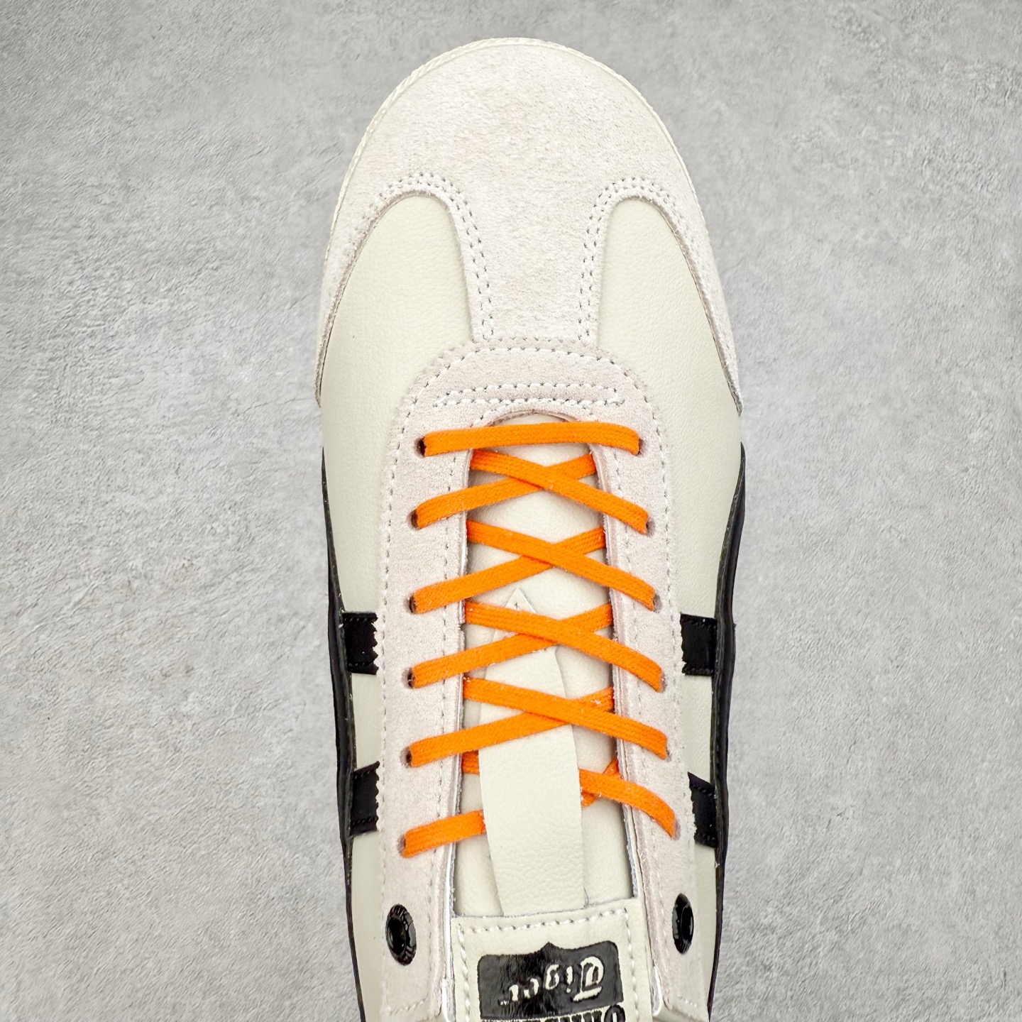 图片[4]-＃C版 Asics Onitsuka Tiger MEXICO 66 亚瑟士鬼冢虎复古经典板鞋 CNY 龙年限定 白红 市场王者选手 海外订单工厂出品 长期生产补货永不断码 超成熟稳定的做工品控 原装全套纸板楦头开发 原汁原味 完美呈现版型 私模正确鞋底咬花纹路 一比一鞋头弧度高度鞋身弧度 绝不口嗨 细节品控鞋型随意秒杀市面 原档咬花纹路私模大底 一个单元有六个三角形 总体形拼接呈现花瓣状 官方四联吊牌 原装Ortholite轻量化鞋垫 原盒原配 质保卡 说明书 钢印防尘纸 纸板中底带钢印 乳胶组合鞋垫 支持全方位的对比专柜 产品从款式颜色造型上体现出追求舒适和细节的完美 鞋类更是推崇手工制作的严谨与完美 融舒适性与可穿性的设计风格 注重细节的完美和别致魅力 既保持稳重 又不失轻松的时尚感 尺码：36 37 37.5 38 39 39.5 40 40.5 41.5 42 42.5 43.5 44 45-选品中心