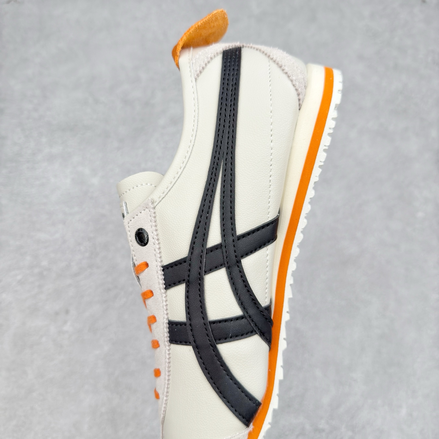 图片[7]-＃C版 Asics Onitsuka Tiger MEXICO 66 亚瑟士鬼冢虎复古经典板鞋 CNY 龙年限定 白红 市场王者选手 海外订单工厂出品 长期生产补货永不断码 超成熟稳定的做工品控 原装全套纸板楦头开发 原汁原味 完美呈现版型 私模正确鞋底咬花纹路 一比一鞋头弧度高度鞋身弧度 绝不口嗨 细节品控鞋型随意秒杀市面 原档咬花纹路私模大底 一个单元有六个三角形 总体形拼接呈现花瓣状 官方四联吊牌 原装Ortholite轻量化鞋垫 原盒原配 质保卡 说明书 钢印防尘纸 纸板中底带钢印 乳胶组合鞋垫 支持全方位的对比专柜 产品从款式颜色造型上体现出追求舒适和细节的完美 鞋类更是推崇手工制作的严谨与完美 融舒适性与可穿性的设计风格 注重细节的完美和别致魅力 既保持稳重 又不失轻松的时尚感 尺码：36 37 37.5 38 39 39.5 40 40.5 41.5 42 42.5 43.5 44 45-选品中心