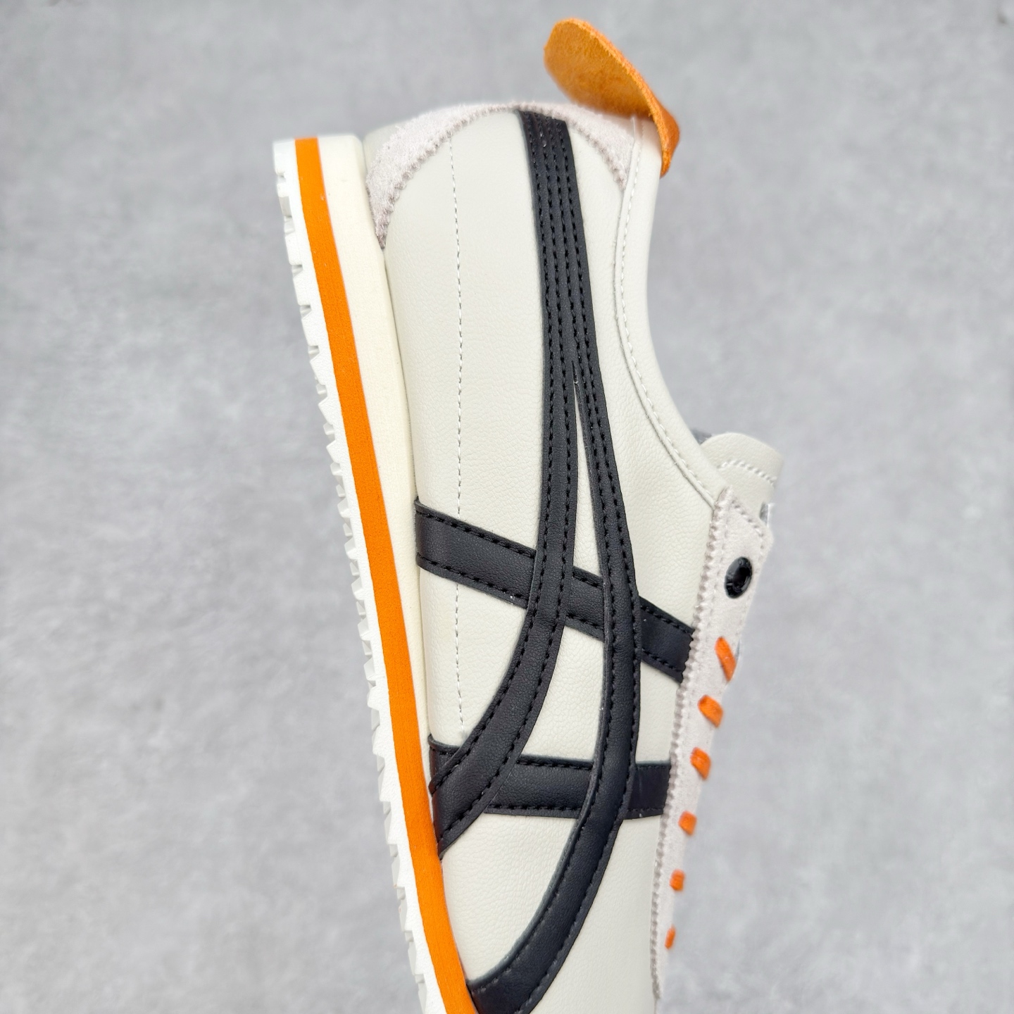图片[6]-＃C版 Asics Onitsuka Tiger MEXICO 66 亚瑟士鬼冢虎复古经典板鞋 CNY 龙年限定 白红 市场王者选手 海外订单工厂出品 长期生产补货永不断码 超成熟稳定的做工品控 原装全套纸板楦头开发 原汁原味 完美呈现版型 私模正确鞋底咬花纹路 一比一鞋头弧度高度鞋身弧度 绝不口嗨 细节品控鞋型随意秒杀市面 原档咬花纹路私模大底 一个单元有六个三角形 总体形拼接呈现花瓣状 官方四联吊牌 原装Ortholite轻量化鞋垫 原盒原配 质保卡 说明书 钢印防尘纸 纸板中底带钢印 乳胶组合鞋垫 支持全方位的对比专柜 产品从款式颜色造型上体现出追求舒适和细节的完美 鞋类更是推崇手工制作的严谨与完美 融舒适性与可穿性的设计风格 注重细节的完美和别致魅力 既保持稳重 又不失轻松的时尚感 尺码：36 37 37.5 38 39 39.5 40 40.5 41.5 42 42.5 43.5 44 45-选品中心