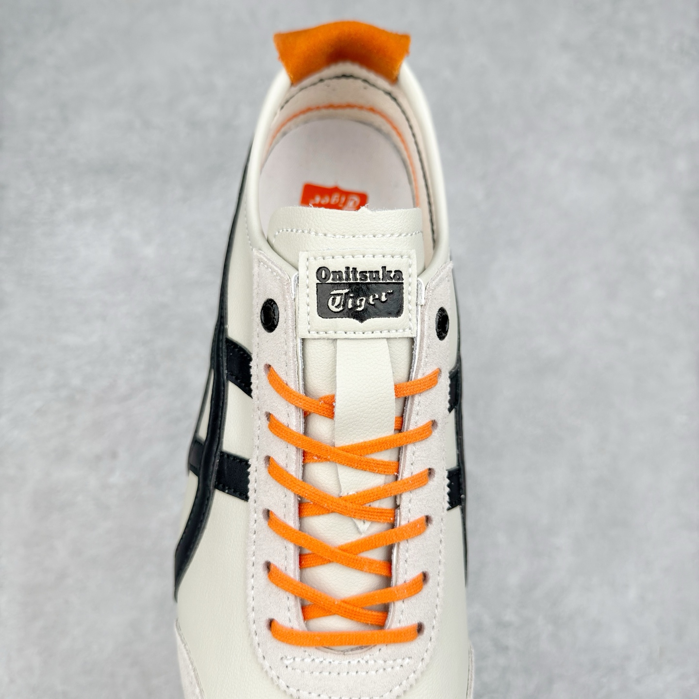 图片[5]-＃C版 Asics Onitsuka Tiger MEXICO 66 亚瑟士鬼冢虎复古经典板鞋 CNY 龙年限定 白红 市场王者选手 海外订单工厂出品 长期生产补货永不断码 超成熟稳定的做工品控 原装全套纸板楦头开发 原汁原味 完美呈现版型 私模正确鞋底咬花纹路 一比一鞋头弧度高度鞋身弧度 绝不口嗨 细节品控鞋型随意秒杀市面 原档咬花纹路私模大底 一个单元有六个三角形 总体形拼接呈现花瓣状 官方四联吊牌 原装Ortholite轻量化鞋垫 原盒原配 质保卡 说明书 钢印防尘纸 纸板中底带钢印 乳胶组合鞋垫 支持全方位的对比专柜 产品从款式颜色造型上体现出追求舒适和细节的完美 鞋类更是推崇手工制作的严谨与完美 融舒适性与可穿性的设计风格 注重细节的完美和别致魅力 既保持稳重 又不失轻松的时尚感 尺码：36 37 37.5 38 39 39.5 40 40.5 41.5 42 42.5 43.5 44 45-选品中心