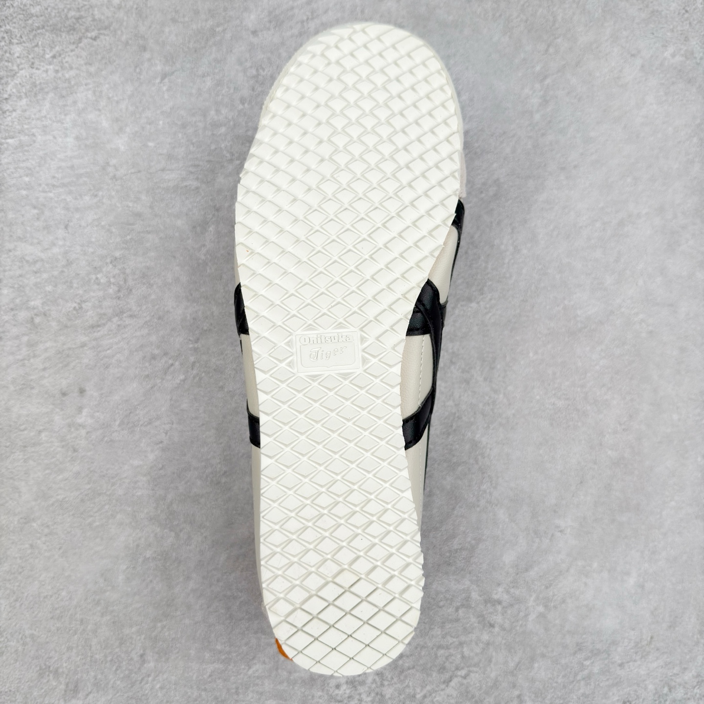 图片[9]-＃C版 Asics Onitsuka Tiger MEXICO 66 亚瑟士鬼冢虎复古经典板鞋 CNY 龙年限定 白红 市场王者选手 海外订单工厂出品 长期生产补货永不断码 超成熟稳定的做工品控 原装全套纸板楦头开发 原汁原味 完美呈现版型 私模正确鞋底咬花纹路 一比一鞋头弧度高度鞋身弧度 绝不口嗨 细节品控鞋型随意秒杀市面 原档咬花纹路私模大底 一个单元有六个三角形 总体形拼接呈现花瓣状 官方四联吊牌 原装Ortholite轻量化鞋垫 原盒原配 质保卡 说明书 钢印防尘纸 纸板中底带钢印 乳胶组合鞋垫 支持全方位的对比专柜 产品从款式颜色造型上体现出追求舒适和细节的完美 鞋类更是推崇手工制作的严谨与完美 融舒适性与可穿性的设计风格 注重细节的完美和别致魅力 既保持稳重 又不失轻松的时尚感 尺码：36 37 37.5 38 39 39.5 40 40.5 41.5 42 42.5 43.5 44 45-选品中心