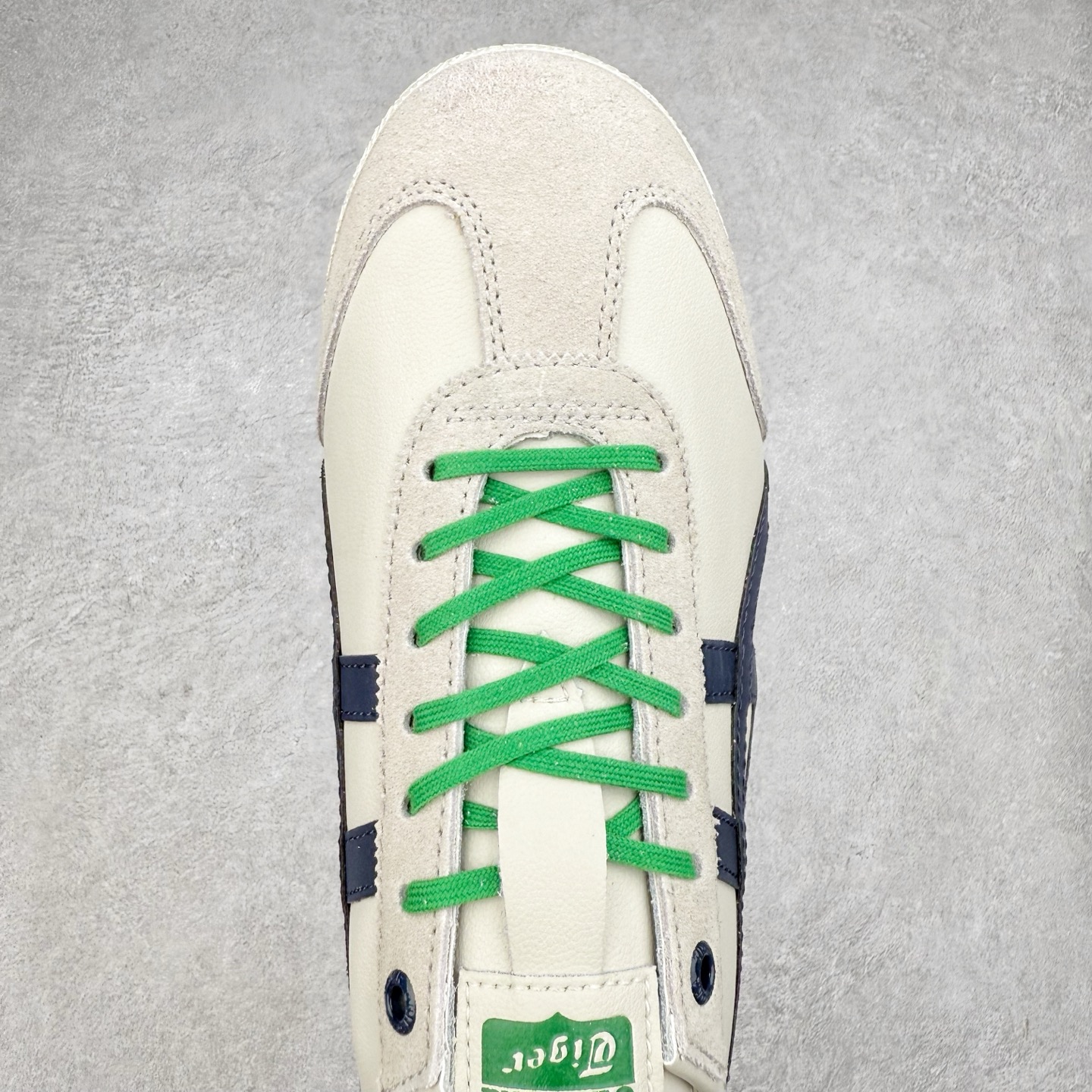 图片[4]-＃C版 Asics Onitsuka Tiger MEXICO 66 亚瑟士鬼冢虎复古经典板鞋 CNY 龙年限定 白红 市场王者选手 海外订单工厂出品 长期生产补货永不断码 超成熟稳定的做工品控 原装全套纸板楦头开发 原汁原味 完美呈现版型 私模正确鞋底咬花纹路 一比一鞋头弧度高度鞋身弧度 绝不口嗨 细节品控鞋型随意秒杀市面 原档咬花纹路私模大底 一个单元有六个三角形 总体形拼接呈现花瓣状 官方四联吊牌 原装Ortholite轻量化鞋垫 原盒原配 质保卡 说明书 钢印防尘纸 纸板中底带钢印 乳胶组合鞋垫 支持全方位的对比专柜 产品从款式颜色造型上体现出追求舒适和细节的完美 鞋类更是推崇手工制作的严谨与完美 融舒适性与可穿性的设计风格 注重细节的完美和别致魅力 既保持稳重 又不失轻松的时尚感 尺码：36 37 37.5 38 39 39.5 40 40.5 41.5 42 42.5 43.5 44 45-选品中心