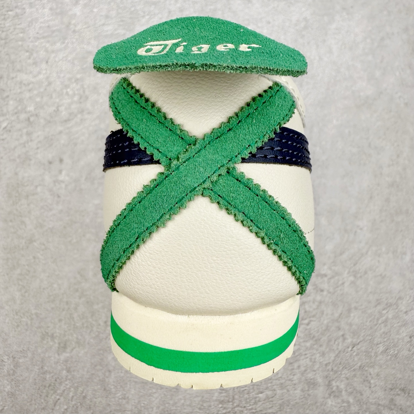 图片[8]-＃C版 Asics Onitsuka Tiger MEXICO 66 亚瑟士鬼冢虎复古经典板鞋 CNY 龙年限定 白红 市场王者选手 海外订单工厂出品 长期生产补货永不断码 超成熟稳定的做工品控 原装全套纸板楦头开发 原汁原味 完美呈现版型 私模正确鞋底咬花纹路 一比一鞋头弧度高度鞋身弧度 绝不口嗨 细节品控鞋型随意秒杀市面 原档咬花纹路私模大底 一个单元有六个三角形 总体形拼接呈现花瓣状 官方四联吊牌 原装Ortholite轻量化鞋垫 原盒原配 质保卡 说明书 钢印防尘纸 纸板中底带钢印 乳胶组合鞋垫 支持全方位的对比专柜 产品从款式颜色造型上体现出追求舒适和细节的完美 鞋类更是推崇手工制作的严谨与完美 融舒适性与可穿性的设计风格 注重细节的完美和别致魅力 既保持稳重 又不失轻松的时尚感 尺码：36 37 37.5 38 39 39.5 40 40.5 41.5 42 42.5 43.5 44 45-选品中心