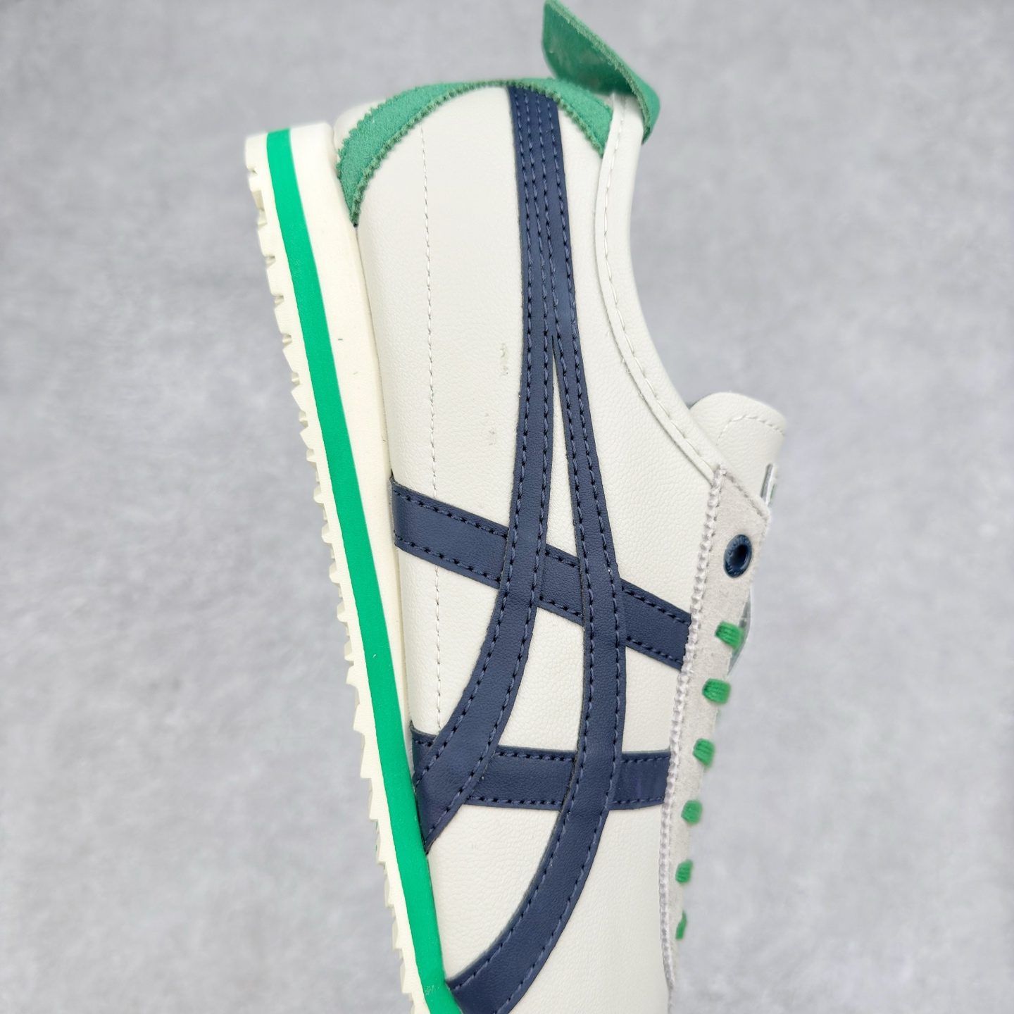 图片[6]-＃C版 Asics Onitsuka Tiger MEXICO 66 亚瑟士鬼冢虎复古经典板鞋 CNY 龙年限定 白红 市场王者选手 海外订单工厂出品 长期生产补货永不断码 超成熟稳定的做工品控 原装全套纸板楦头开发 原汁原味 完美呈现版型 私模正确鞋底咬花纹路 一比一鞋头弧度高度鞋身弧度 绝不口嗨 细节品控鞋型随意秒杀市面 原档咬花纹路私模大底 一个单元有六个三角形 总体形拼接呈现花瓣状 官方四联吊牌 原装Ortholite轻量化鞋垫 原盒原配 质保卡 说明书 钢印防尘纸 纸板中底带钢印 乳胶组合鞋垫 支持全方位的对比专柜 产品从款式颜色造型上体现出追求舒适和细节的完美 鞋类更是推崇手工制作的严谨与完美 融舒适性与可穿性的设计风格 注重细节的完美和别致魅力 既保持稳重 又不失轻松的时尚感 尺码：36 37 37.5 38 39 39.5 40 40.5 41.5 42 42.5 43.5 44 45-选品中心