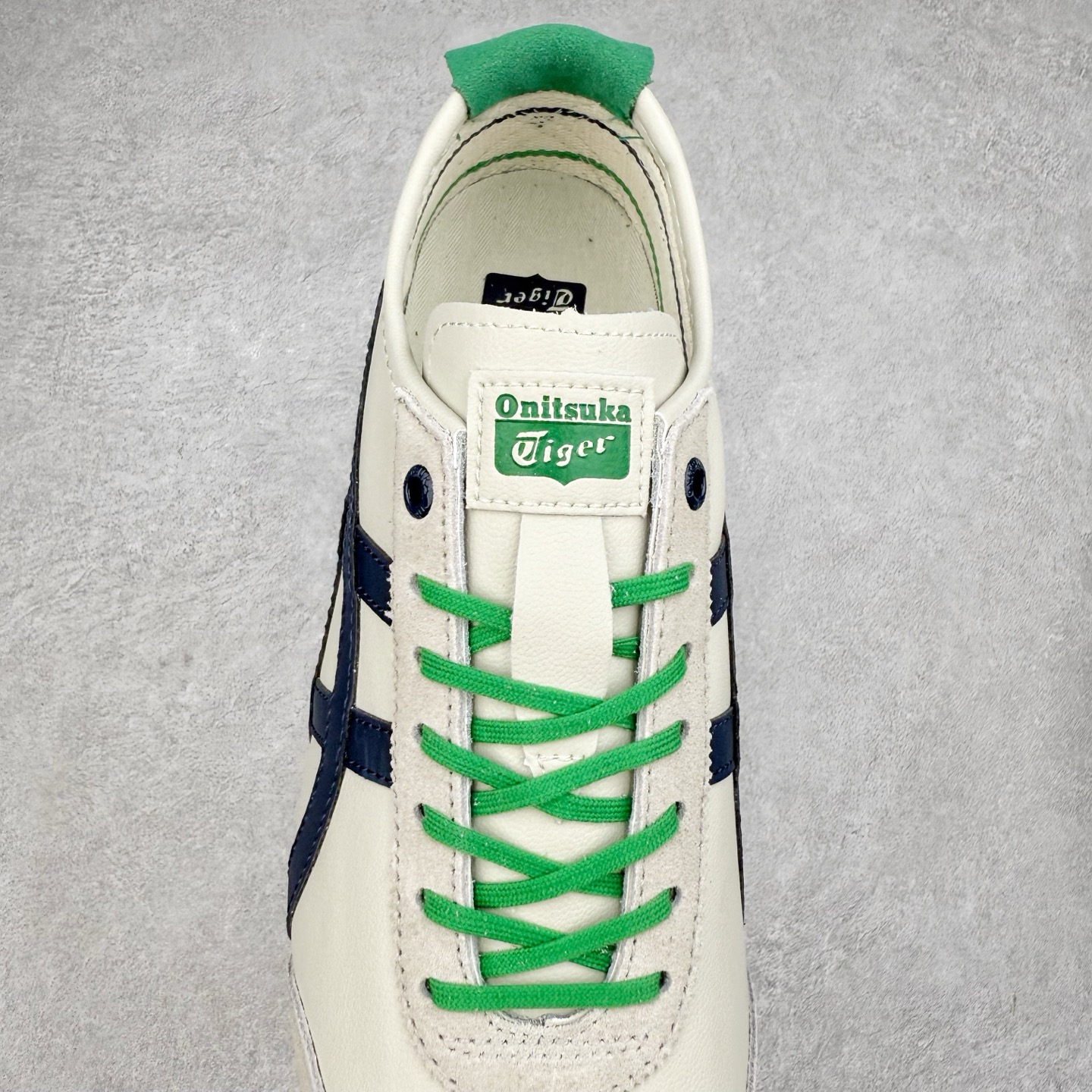 图片[5]-＃C版 Asics Onitsuka Tiger MEXICO 66 亚瑟士鬼冢虎复古经典板鞋 CNY 龙年限定 白红 市场王者选手 海外订单工厂出品 长期生产补货永不断码 超成熟稳定的做工品控 原装全套纸板楦头开发 原汁原味 完美呈现版型 私模正确鞋底咬花纹路 一比一鞋头弧度高度鞋身弧度 绝不口嗨 细节品控鞋型随意秒杀市面 原档咬花纹路私模大底 一个单元有六个三角形 总体形拼接呈现花瓣状 官方四联吊牌 原装Ortholite轻量化鞋垫 原盒原配 质保卡 说明书 钢印防尘纸 纸板中底带钢印 乳胶组合鞋垫 支持全方位的对比专柜 产品从款式颜色造型上体现出追求舒适和细节的完美 鞋类更是推崇手工制作的严谨与完美 融舒适性与可穿性的设计风格 注重细节的完美和别致魅力 既保持稳重 又不失轻松的时尚感 尺码：36 37 37.5 38 39 39.5 40 40.5 41.5 42 42.5 43.5 44 45-选品中心