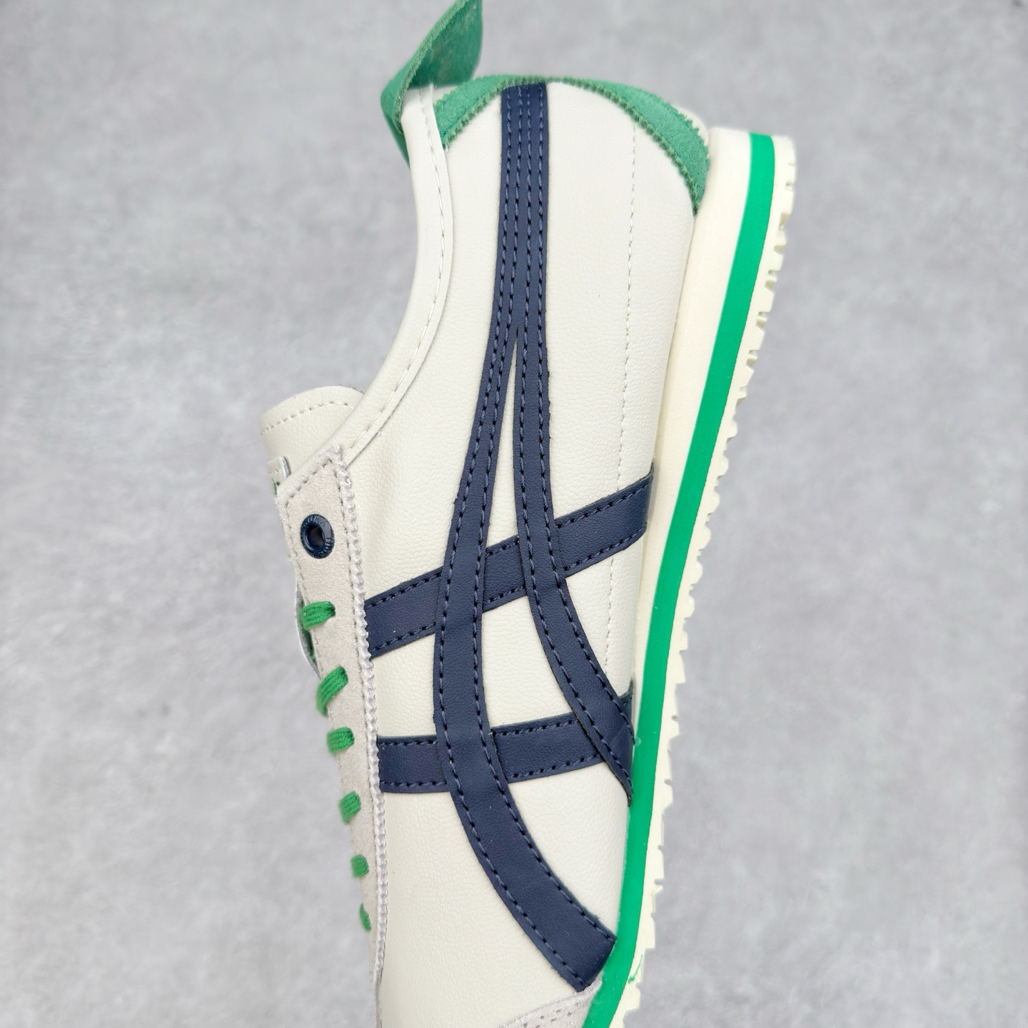 图片[7]-＃C版 Asics Onitsuka Tiger MEXICO 66 亚瑟士鬼冢虎复古经典板鞋 CNY 龙年限定 白红 市场王者选手 海外订单工厂出品 长期生产补货永不断码 超成熟稳定的做工品控 原装全套纸板楦头开发 原汁原味 完美呈现版型 私模正确鞋底咬花纹路 一比一鞋头弧度高度鞋身弧度 绝不口嗨 细节品控鞋型随意秒杀市面 原档咬花纹路私模大底 一个单元有六个三角形 总体形拼接呈现花瓣状 官方四联吊牌 原装Ortholite轻量化鞋垫 原盒原配 质保卡 说明书 钢印防尘纸 纸板中底带钢印 乳胶组合鞋垫 支持全方位的对比专柜 产品从款式颜色造型上体现出追求舒适和细节的完美 鞋类更是推崇手工制作的严谨与完美 融舒适性与可穿性的设计风格 注重细节的完美和别致魅力 既保持稳重 又不失轻松的时尚感 尺码：36 37 37.5 38 39 39.5 40 40.5 41.5 42 42.5 43.5 44 45-选品中心