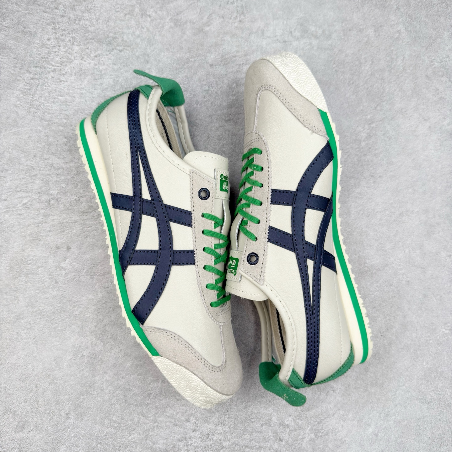 图片[3]-＃C版 Asics Onitsuka Tiger MEXICO 66 亚瑟士鬼冢虎复古经典板鞋 CNY 龙年限定 白红 市场王者选手 海外订单工厂出品 长期生产补货永不断码 超成熟稳定的做工品控 原装全套纸板楦头开发 原汁原味 完美呈现版型 私模正确鞋底咬花纹路 一比一鞋头弧度高度鞋身弧度 绝不口嗨 细节品控鞋型随意秒杀市面 原档咬花纹路私模大底 一个单元有六个三角形 总体形拼接呈现花瓣状 官方四联吊牌 原装Ortholite轻量化鞋垫 原盒原配 质保卡 说明书 钢印防尘纸 纸板中底带钢印 乳胶组合鞋垫 支持全方位的对比专柜 产品从款式颜色造型上体现出追求舒适和细节的完美 鞋类更是推崇手工制作的严谨与完美 融舒适性与可穿性的设计风格 注重细节的完美和别致魅力 既保持稳重 又不失轻松的时尚感 尺码：36 37 37.5 38 39 39.5 40 40.5 41.5 42 42.5 43.5 44 45-选品中心