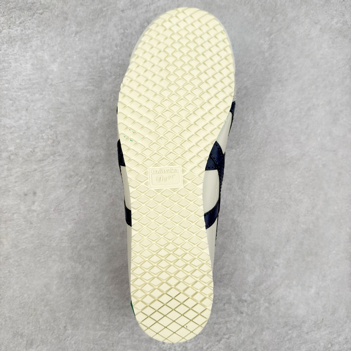 图片[9]-＃C版 Asics Onitsuka Tiger MEXICO 66 亚瑟士鬼冢虎复古经典板鞋 CNY 龙年限定 白红 市场王者选手 海外订单工厂出品 长期生产补货永不断码 超成熟稳定的做工品控 原装全套纸板楦头开发 原汁原味 完美呈现版型 私模正确鞋底咬花纹路 一比一鞋头弧度高度鞋身弧度 绝不口嗨 细节品控鞋型随意秒杀市面 原档咬花纹路私模大底 一个单元有六个三角形 总体形拼接呈现花瓣状 官方四联吊牌 原装Ortholite轻量化鞋垫 原盒原配 质保卡 说明书 钢印防尘纸 纸板中底带钢印 乳胶组合鞋垫 支持全方位的对比专柜 产品从款式颜色造型上体现出追求舒适和细节的完美 鞋类更是推崇手工制作的严谨与完美 融舒适性与可穿性的设计风格 注重细节的完美和别致魅力 既保持稳重 又不失轻松的时尚感 尺码：36 37 37.5 38 39 39.5 40 40.5 41.5 42 42.5 43.5 44 45-选品中心