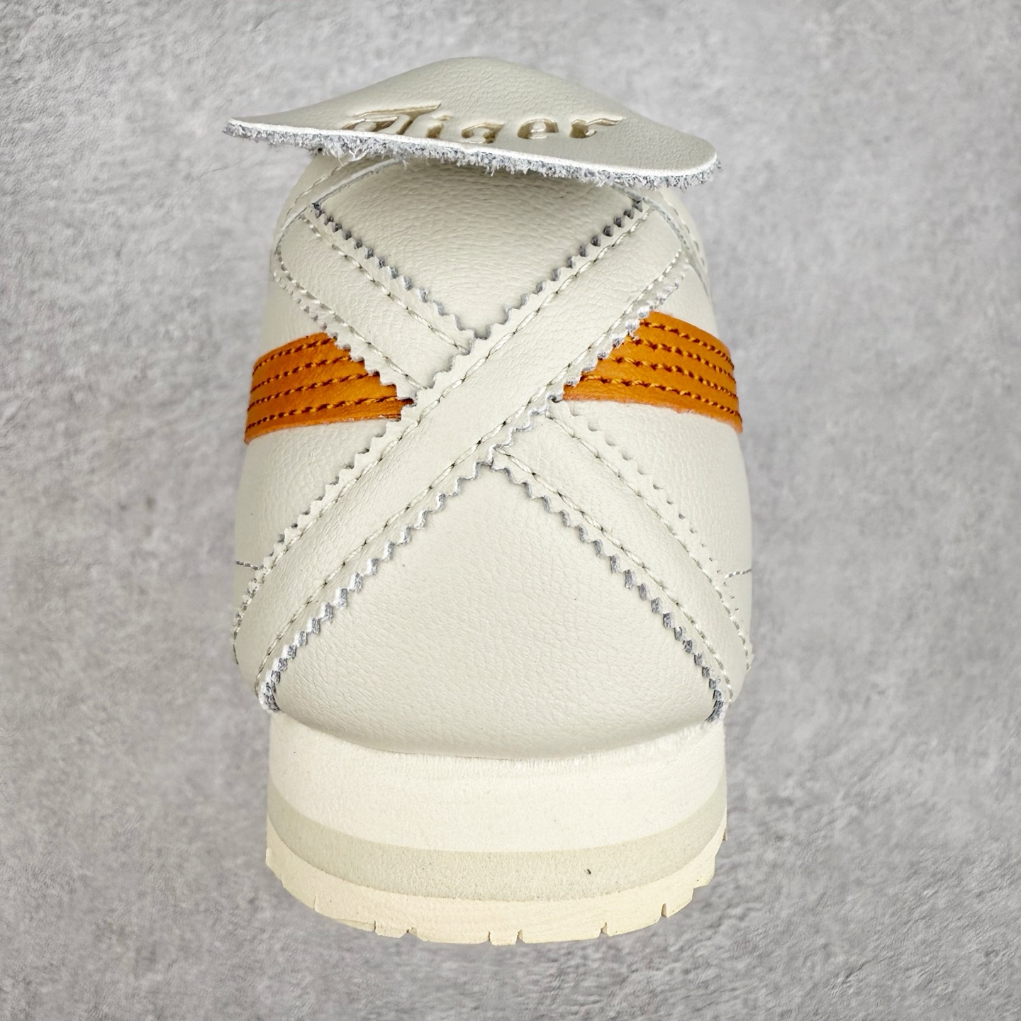 图片[8]-＃C版 Asics Onitsuka Tiger MEXICO 66 亚瑟士鬼冢虎复古经典板鞋 CNY 龙年限定 白红 市场王者选手 海外订单工厂出品 长期生产补货永不断码 超成熟稳定的做工品控 原装全套纸板楦头开发 原汁原味 完美呈现版型 私模正确鞋底咬花纹路 一比一鞋头弧度高度鞋身弧度 绝不口嗨 细节品控鞋型随意秒杀市面 原档咬花纹路私模大底 一个单元有六个三角形 总体形拼接呈现花瓣状 官方四联吊牌 原装Ortholite轻量化鞋垫 原盒原配 质保卡 说明书 钢印防尘纸 纸板中底带钢印 乳胶组合鞋垫 支持全方位的对比专柜 产品从款式颜色造型上体现出追求舒适和细节的完美 鞋类更是推崇手工制作的严谨与完美 融舒适性与可穿性的设计风格 注重细节的完美和别致魅力 既保持稳重 又不失轻松的时尚感 尺码：36 37 37.5 38 39 39.5 40 40.5 41.5 42 42.5 43.5 44 45-选品中心