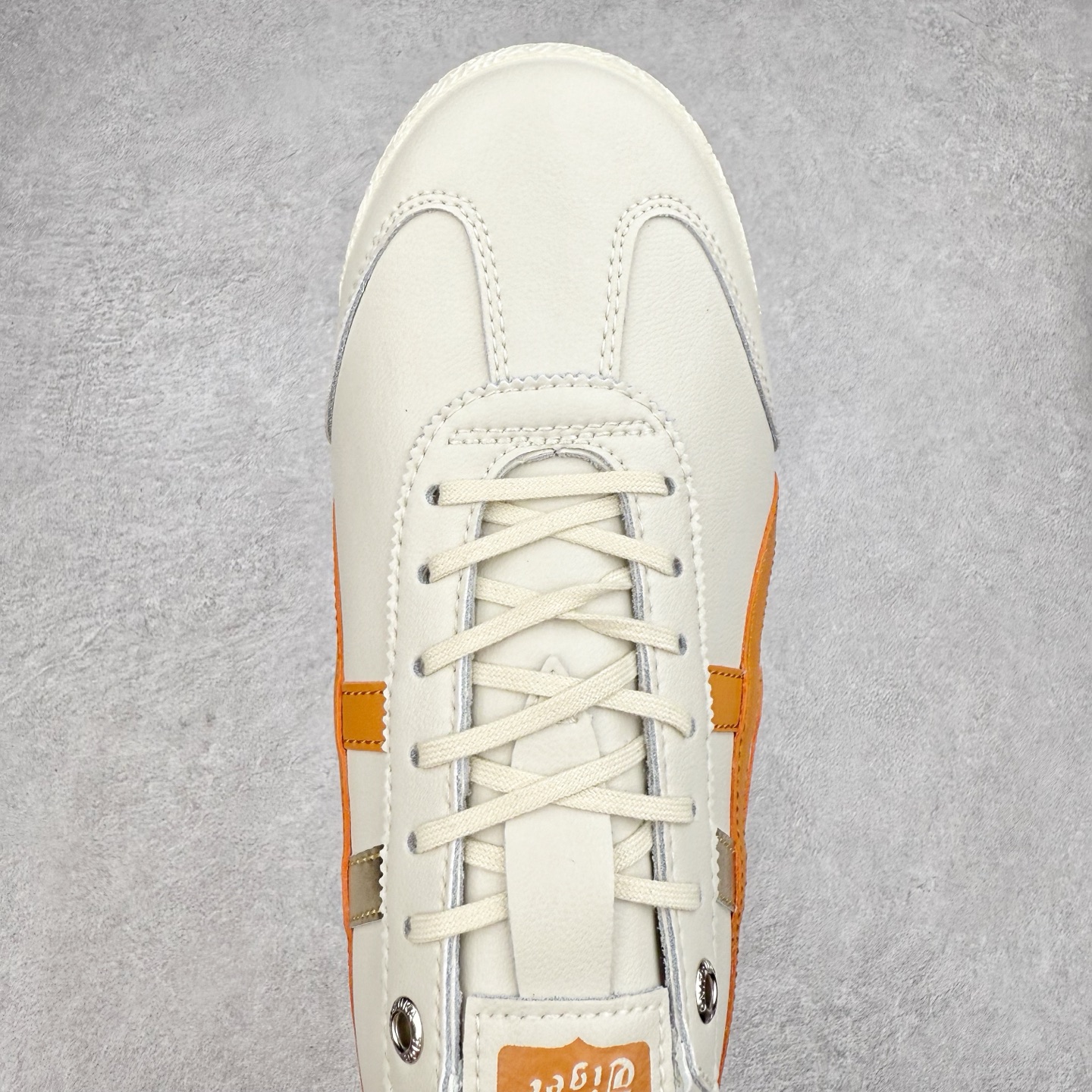 图片[4]-＃C版 Asics Onitsuka Tiger MEXICO 66 亚瑟士鬼冢虎复古经典板鞋 CNY 龙年限定 白红 市场王者选手 海外订单工厂出品 长期生产补货永不断码 超成熟稳定的做工品控 原装全套纸板楦头开发 原汁原味 完美呈现版型 私模正确鞋底咬花纹路 一比一鞋头弧度高度鞋身弧度 绝不口嗨 细节品控鞋型随意秒杀市面 原档咬花纹路私模大底 一个单元有六个三角形 总体形拼接呈现花瓣状 官方四联吊牌 原装Ortholite轻量化鞋垫 原盒原配 质保卡 说明书 钢印防尘纸 纸板中底带钢印 乳胶组合鞋垫 支持全方位的对比专柜 产品从款式颜色造型上体现出追求舒适和细节的完美 鞋类更是推崇手工制作的严谨与完美 融舒适性与可穿性的设计风格 注重细节的完美和别致魅力 既保持稳重 又不失轻松的时尚感 尺码：36 37 37.5 38 39 39.5 40 40.5 41.5 42 42.5 43.5 44 45-选品中心