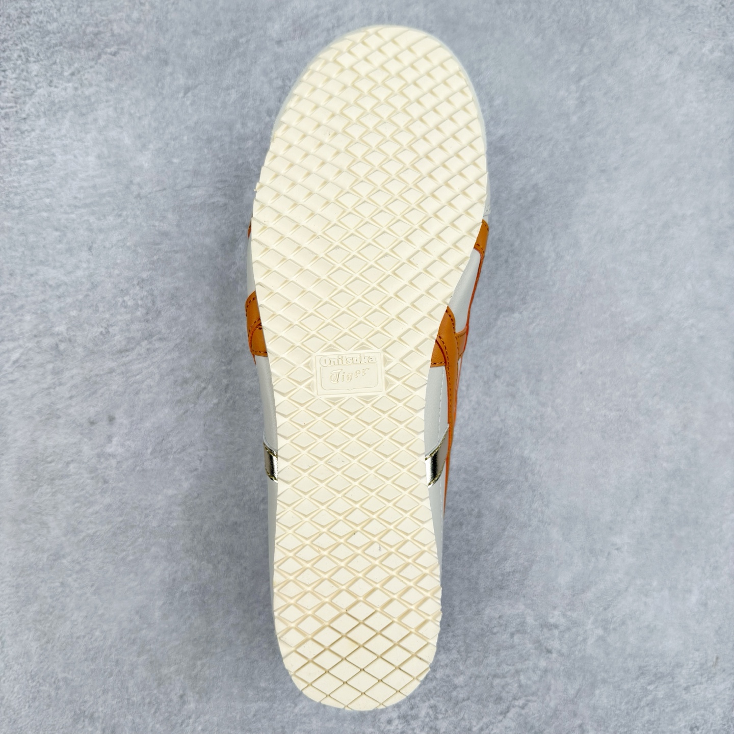 图片[9]-＃C版 Asics Onitsuka Tiger MEXICO 66 亚瑟士鬼冢虎复古经典板鞋 CNY 龙年限定 白红 市场王者选手 海外订单工厂出品 长期生产补货永不断码 超成熟稳定的做工品控 原装全套纸板楦头开发 原汁原味 完美呈现版型 私模正确鞋底咬花纹路 一比一鞋头弧度高度鞋身弧度 绝不口嗨 细节品控鞋型随意秒杀市面 原档咬花纹路私模大底 一个单元有六个三角形 总体形拼接呈现花瓣状 官方四联吊牌 原装Ortholite轻量化鞋垫 原盒原配 质保卡 说明书 钢印防尘纸 纸板中底带钢印 乳胶组合鞋垫 支持全方位的对比专柜 产品从款式颜色造型上体现出追求舒适和细节的完美 鞋类更是推崇手工制作的严谨与完美 融舒适性与可穿性的设计风格 注重细节的完美和别致魅力 既保持稳重 又不失轻松的时尚感 尺码：36 37 37.5 38 39 39.5 40 40.5 41.5 42 42.5 43.5 44 45-选品中心