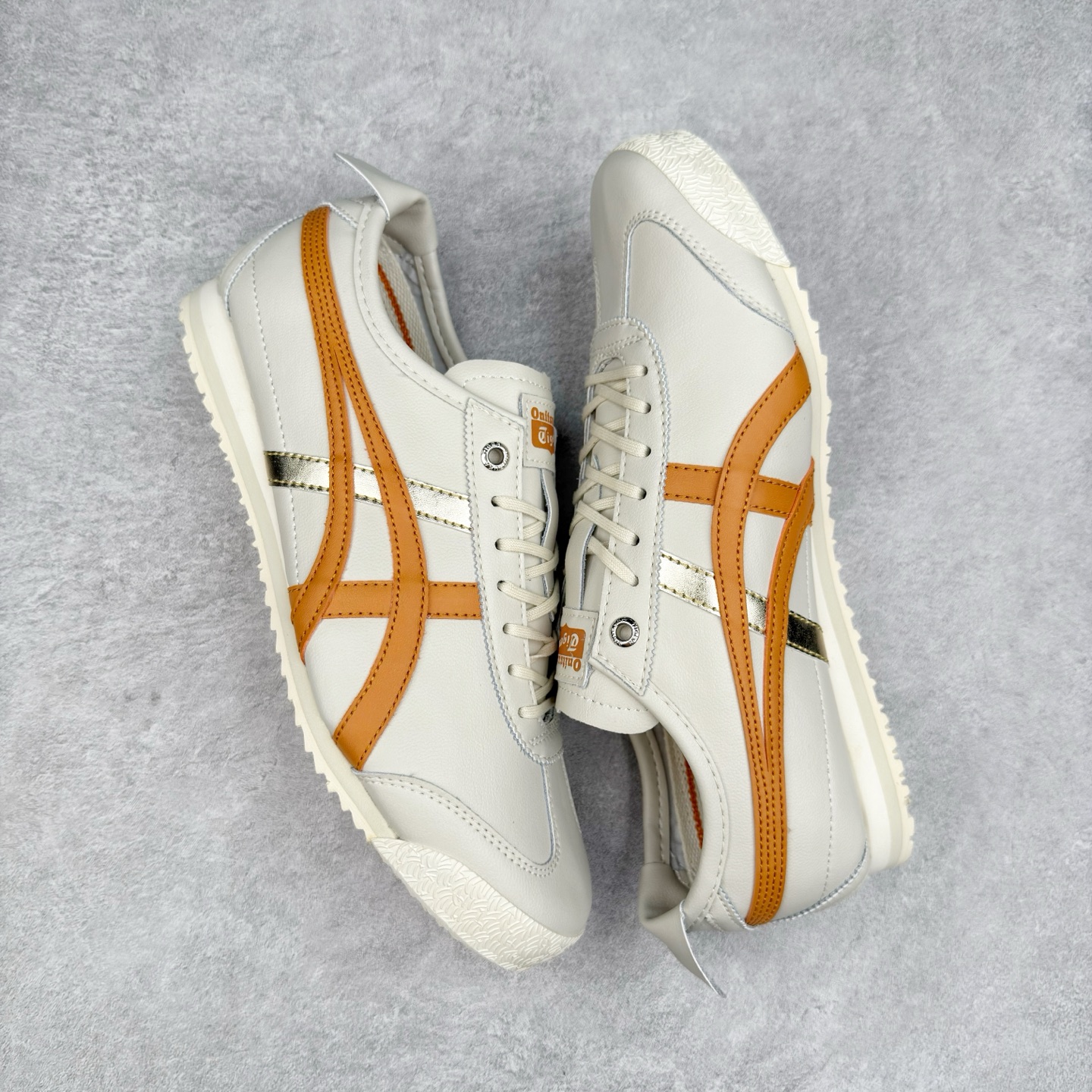 图片[3]-＃C版 Asics Onitsuka Tiger MEXICO 66 亚瑟士鬼冢虎复古经典板鞋 CNY 龙年限定 白红 市场王者选手 海外订单工厂出品 长期生产补货永不断码 超成熟稳定的做工品控 原装全套纸板楦头开发 原汁原味 完美呈现版型 私模正确鞋底咬花纹路 一比一鞋头弧度高度鞋身弧度 绝不口嗨 细节品控鞋型随意秒杀市面 原档咬花纹路私模大底 一个单元有六个三角形 总体形拼接呈现花瓣状 官方四联吊牌 原装Ortholite轻量化鞋垫 原盒原配 质保卡 说明书 钢印防尘纸 纸板中底带钢印 乳胶组合鞋垫 支持全方位的对比专柜 产品从款式颜色造型上体现出追求舒适和细节的完美 鞋类更是推崇手工制作的严谨与完美 融舒适性与可穿性的设计风格 注重细节的完美和别致魅力 既保持稳重 又不失轻松的时尚感 尺码：36 37 37.5 38 39 39.5 40 40.5 41.5 42 42.5 43.5 44 45-选品中心