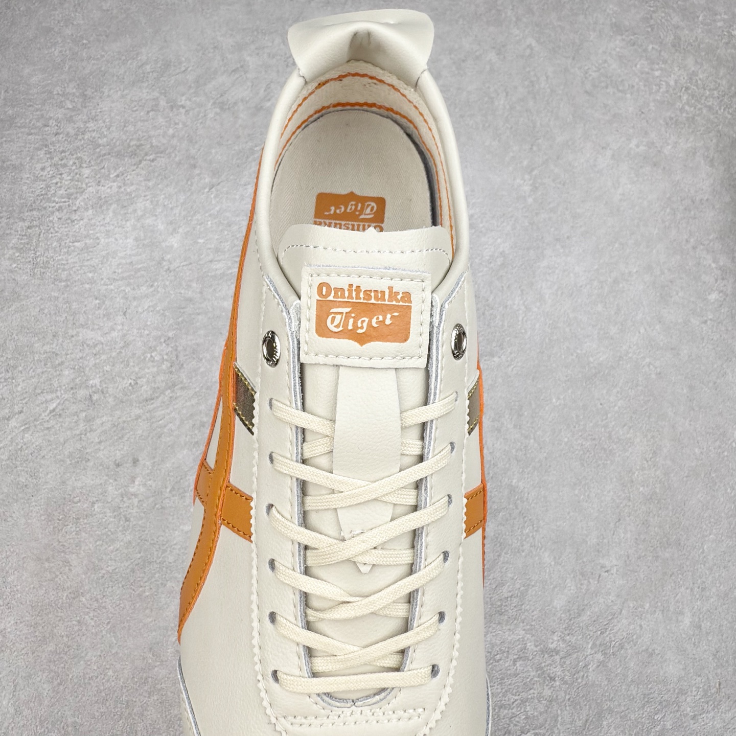 图片[5]-＃C版 Asics Onitsuka Tiger MEXICO 66 亚瑟士鬼冢虎复古经典板鞋 CNY 龙年限定 白红 市场王者选手 海外订单工厂出品 长期生产补货永不断码 超成熟稳定的做工品控 原装全套纸板楦头开发 原汁原味 完美呈现版型 私模正确鞋底咬花纹路 一比一鞋头弧度高度鞋身弧度 绝不口嗨 细节品控鞋型随意秒杀市面 原档咬花纹路私模大底 一个单元有六个三角形 总体形拼接呈现花瓣状 官方四联吊牌 原装Ortholite轻量化鞋垫 原盒原配 质保卡 说明书 钢印防尘纸 纸板中底带钢印 乳胶组合鞋垫 支持全方位的对比专柜 产品从款式颜色造型上体现出追求舒适和细节的完美 鞋类更是推崇手工制作的严谨与完美 融舒适性与可穿性的设计风格 注重细节的完美和别致魅力 既保持稳重 又不失轻松的时尚感 尺码：36 37 37.5 38 39 39.5 40 40.5 41.5 42 42.5 43.5 44 45-选品中心