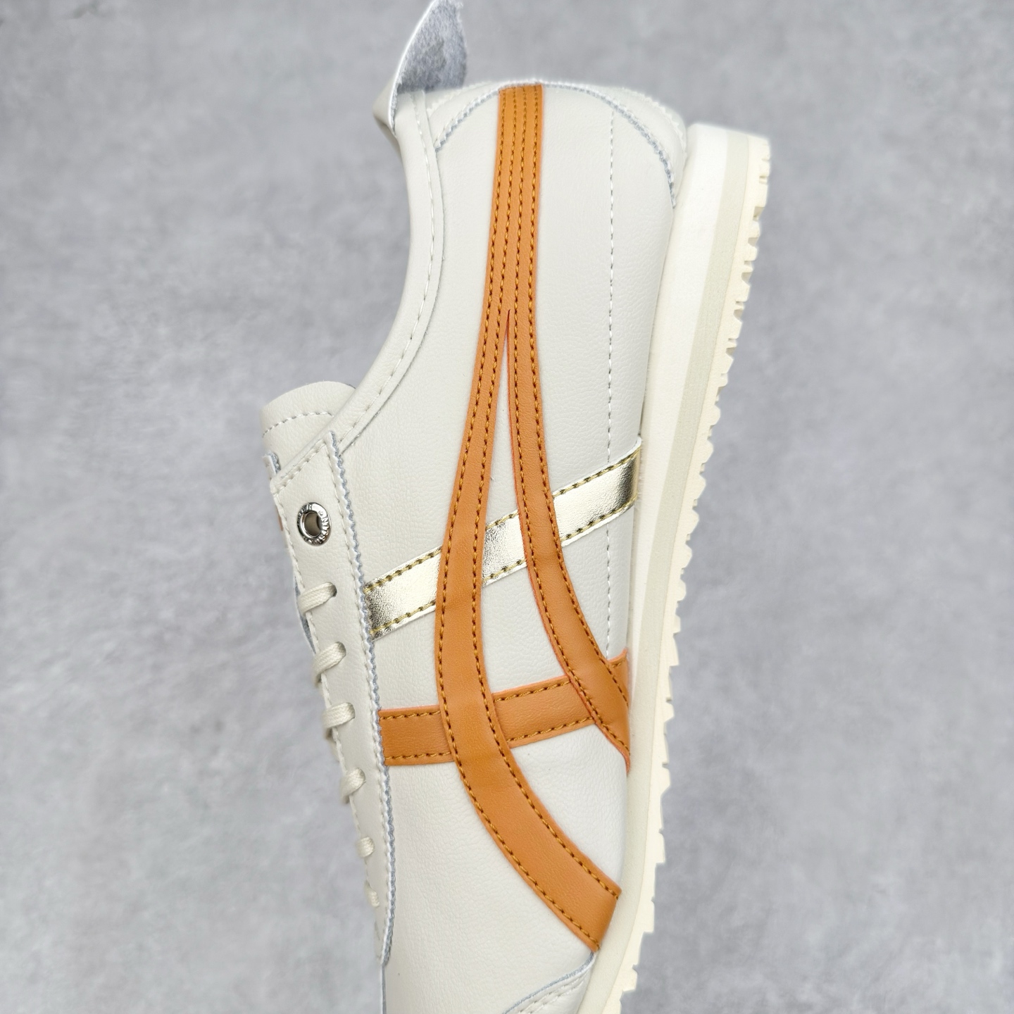 图片[7]-＃C版 Asics Onitsuka Tiger MEXICO 66 亚瑟士鬼冢虎复古经典板鞋 CNY 龙年限定 白红 市场王者选手 海外订单工厂出品 长期生产补货永不断码 超成熟稳定的做工品控 原装全套纸板楦头开发 原汁原味 完美呈现版型 私模正确鞋底咬花纹路 一比一鞋头弧度高度鞋身弧度 绝不口嗨 细节品控鞋型随意秒杀市面 原档咬花纹路私模大底 一个单元有六个三角形 总体形拼接呈现花瓣状 官方四联吊牌 原装Ortholite轻量化鞋垫 原盒原配 质保卡 说明书 钢印防尘纸 纸板中底带钢印 乳胶组合鞋垫 支持全方位的对比专柜 产品从款式颜色造型上体现出追求舒适和细节的完美 鞋类更是推崇手工制作的严谨与完美 融舒适性与可穿性的设计风格 注重细节的完美和别致魅力 既保持稳重 又不失轻松的时尚感 尺码：36 37 37.5 38 39 39.5 40 40.5 41.5 42 42.5 43.5 44 45-选品中心