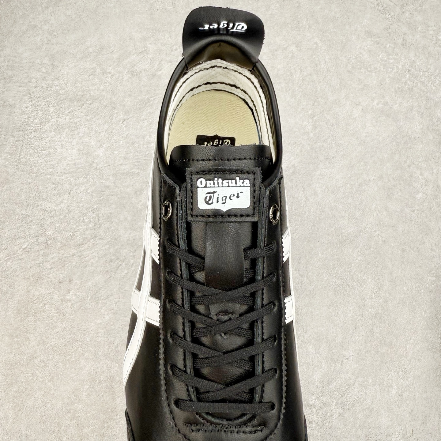 图片[5]-＃C版 Asics Onitsuka Tiger MEXICO 66 亚瑟士鬼冢虎复古经典板鞋 CNY 龙年限定 白红 市场王者选手 海外订单工厂出品 长期生产补货永不断码 超成熟稳定的做工品控 原装全套纸板楦头开发 原汁原味 完美呈现版型 私模正确鞋底咬花纹路 一比一鞋头弧度高度鞋身弧度 绝不口嗨 细节品控鞋型随意秒杀市面 原档咬花纹路私模大底 一个单元有六个三角形 总体形拼接呈现花瓣状 官方四联吊牌 原装Ortholite轻量化鞋垫 原盒原配 质保卡 说明书 钢印防尘纸 纸板中底带钢印 乳胶组合鞋垫 支持全方位的对比专柜 产品从款式颜色造型上体现出追求舒适和细节的完美 鞋类更是推崇手工制作的严谨与完美 融舒适性与可穿性的设计风格 注重细节的完美和别致魅力 既保持稳重 又不失轻松的时尚感 尺码：36 37 37.5 38 39 39.5 40 40.5 41.5 42 42.5 43.5 44 45-选品中心